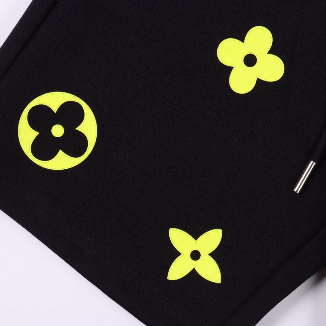 Louis Vuitton 25ss LOGO printed shortsThe fabric is custom-made 380g washed pure cotton loop fabric, which feels comfortable to the touch. It adopts the hand-printed screen printing process, which is not afraid of peeling and flaking. The upper body is smooth and breathable. Infrared positioning cutting, workwear pant style design, an unbeatable and versatile style when worn. All the details are custom-developed in a hundred places, and all the hardware and auxiliary materials are restored to ZP