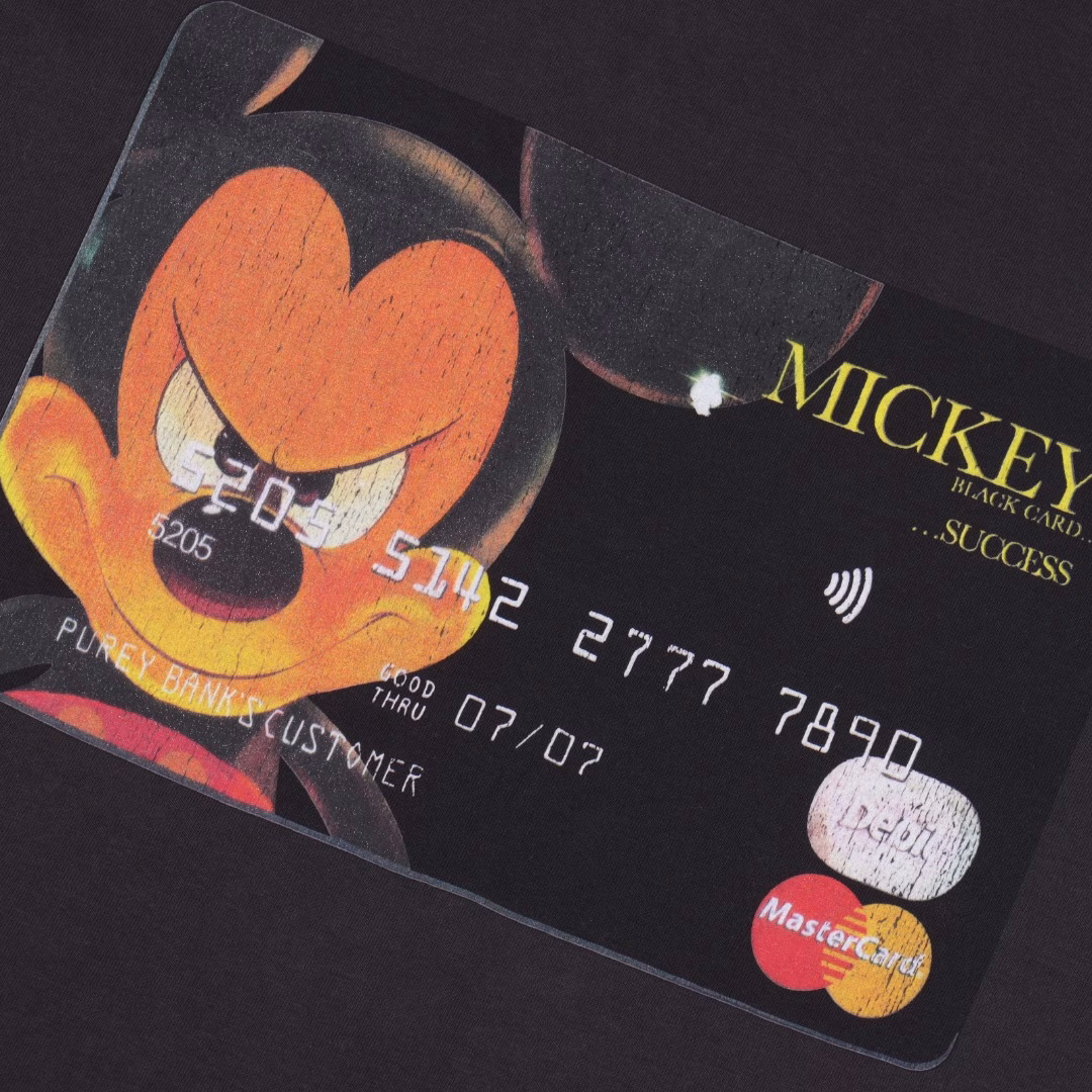 Purey·wr·Mickey Mastercard uses Card Small Damage Vintage heavy broken and aged short-sleeved T-shirtsAfter the Spring Festival, I started buying sample clothes and finally got the custom-dyed fabric that took me a full two months to develop. This fabric has a rather special color, a deep carbon gray that can be infinitely restored to 99% of the original color. It is matched with the same cylinder and threadThe logo on the chest is broken and aged, and the collar, cuffs and hem of the clothes all have a hand-worn effectA complete set of customized mold opening auxiliary materials with a particularly high-quality main logo!Process: Complete alignment. The wiring can be compared freely. ZP is exactly the same. Complete alignment!