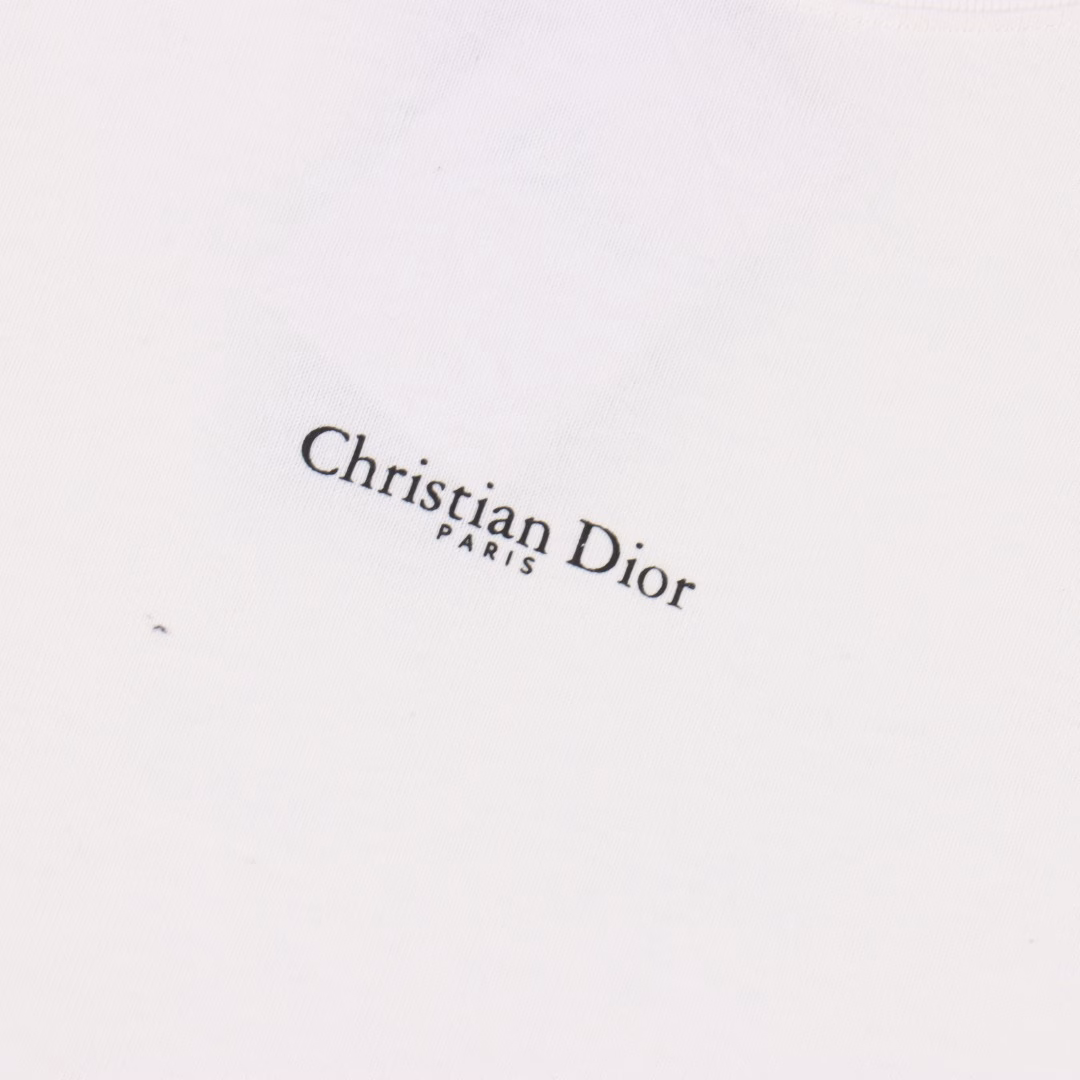 Dior classic Logo printed T-shirtInterpret eternal luxury with minimalist strokes. The iconic 
