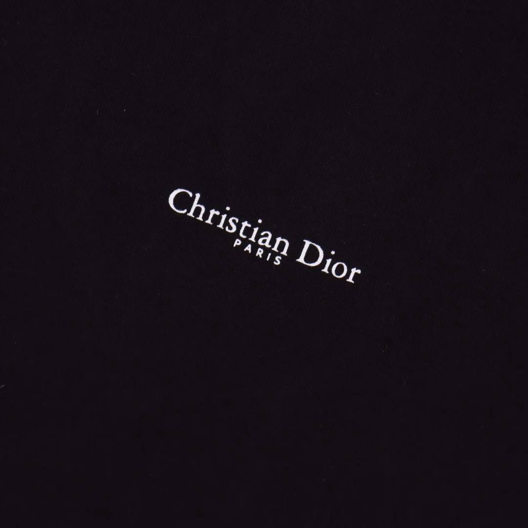 Dior classic Logo printed T-shirtInterpret eternal luxury with minimalist strokes. The iconic 