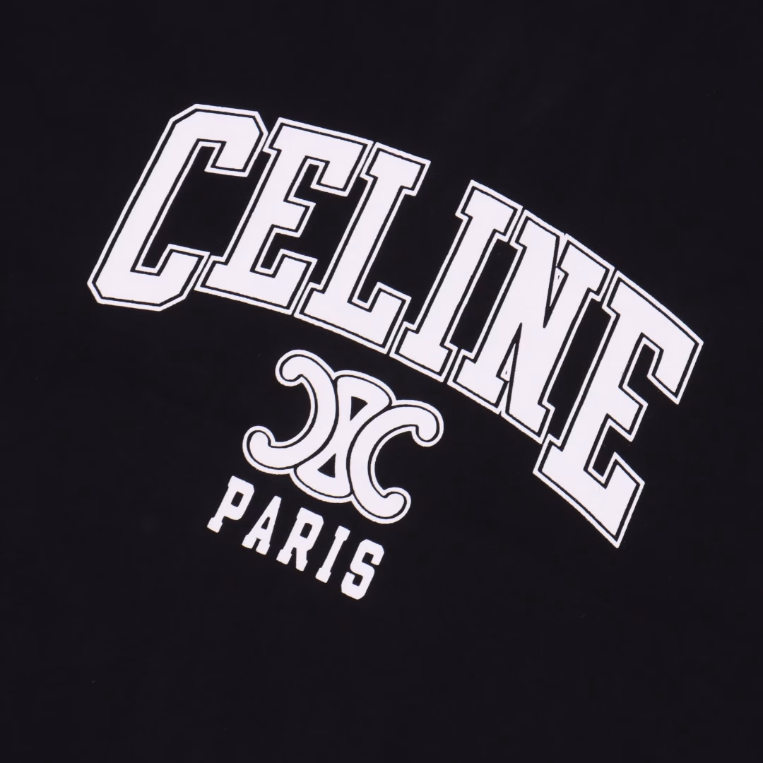 CELINE Triumphal Arch short-sleeved T-shirtThe minimalist aesthetics brimming with the DNA of French fashion. When minimalism meets haute couture aesthetics, this CELINE Arc de Triomphe logo printed T-shirt can be regarded as the anchor of this summer's capsule wardrobe. The iconic Triomphe embossed emblem is vividly printed on the heavy cotton fabric with contrasting bright lines. The three color combinations of black, white, blue and red, and apricot and coffee create a modern rhythm of geometric deconstruction. The three-dimensional cut silhouette ingeniously embellishes the shoulder and neck lines, and the os style naturally exudes a casual Parisian flair. With a high-waisted outfit, Danny looks laid-back and casual. Paired with a acetate skirt, she instantly transforms into a literary girl on the left bank. Every inch of the warp and weft is steeped in Hedi Slimane's rebellious and elegant philosophy - true luxury lies in allowing classic symbols to be reborn with every breath. The rule for getting beautiful clothes: Classics are eternal!