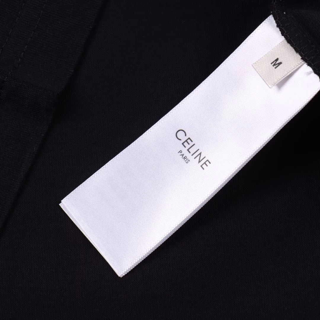 CELINE Triumphal Arch short-sleeved T-shirtThe minimalist aesthetics brimming with the DNA of French fashion. When minimalism meets haute couture aesthetics, this CELINE Arc de Triomphe logo printed T-shirt can be regarded as the anchor of this summer's capsule wardrobe. The iconic Triomphe embossed emblem is vividly printed on the heavy cotton fabric with contrasting bright lines. The three color combinations of black, white, blue and red, and apricot and coffee create a modern rhythm of geometric deconstruction. The three-dimensional cut silhouette ingeniously embellishes the shoulder and neck lines, and the os style naturally exudes a casual Parisian flair. With a high-waisted outfit, Danny looks laid-back and casual. Paired with a acetate skirt, she instantly transforms into a literary girl on the left bank. Every inch of the warp and weft is steeped in Hedi Slimane's rebellious and elegant philosophy - true luxury lies in allowing classic symbols to be reborn with every breath. The rule for getting beautiful clothes: Classics are eternal!