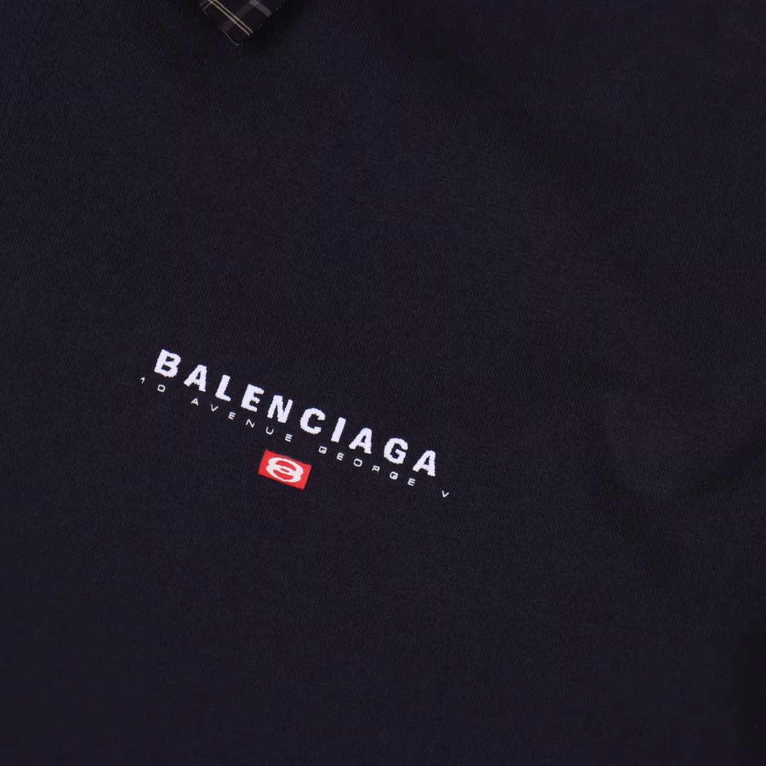 Balenciaga plaid neck patchwork Polo T-shirtThe Deconstruction Puzzle of the Parisian Family | The New Academy Manifesto of Futurists. When the British check pattern meets the silhouette of the space capsule, this Polo shirt becomes a rift in time and space in Demna's hand. Pure cotton is laid out with a deep blue texture to lay the foundation of the future, while the tear-off Scottish collar is woven with cold lines to create a retro gene - two types of warp and weft complete quantum entanglement at the sharp boundary of laser cutting. The invisible shoulder line design allows the box-shaped cut to float above the body. Two logo resin buttons, like meteorite fragments, are embedded in the chest. The collision of woven and knitted fabric reveals the playful nature of high fashion. The designer deconstructed the elite narrative of the golf club with pixel-level misalignment checkered puzzles, redefining the century-old academy symbol as an encrypted totem of the dark street aesthetics. The upper body immediately interprets high-end, the ultimate interpretation of fashion and sophistication. Unisex style, looks great when worn. Highly recommended