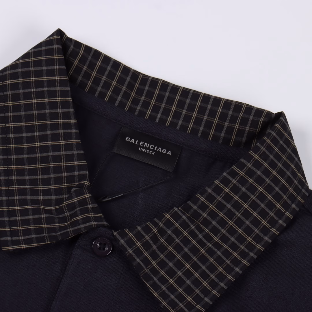 Balenciaga plaid neck patchwork Polo T-shirtThe Deconstruction Puzzle of the Parisian Family | The New Academy Manifesto of Futurists. When the British check pattern meets the silhouette of the space capsule, this Polo shirt becomes a rift in time and space in Demna's hand. Pure cotton is laid out with a deep blue texture to lay the foundation of the future, while the tear-off Scottish collar is woven with cold lines to create a retro gene - two types of warp and weft complete quantum entanglement at the sharp boundary of laser cutting. The invisible shoulder line design allows the box-shaped cut to float above the body. Two logo resin buttons, like meteorite fragments, are embedded in the chest. The collision of woven and knitted fabric reveals the playful nature of high fashion. The designer deconstructed the elite narrative of the golf club with pixel-level misalignment checkered puzzles, redefining the century-old academy symbol as an encrypted totem of the dark street aesthetics. The upper body immediately interprets high-end, the ultimate interpretation of fashion and sophistication. Unisex style, looks great when worn. Highly recommended