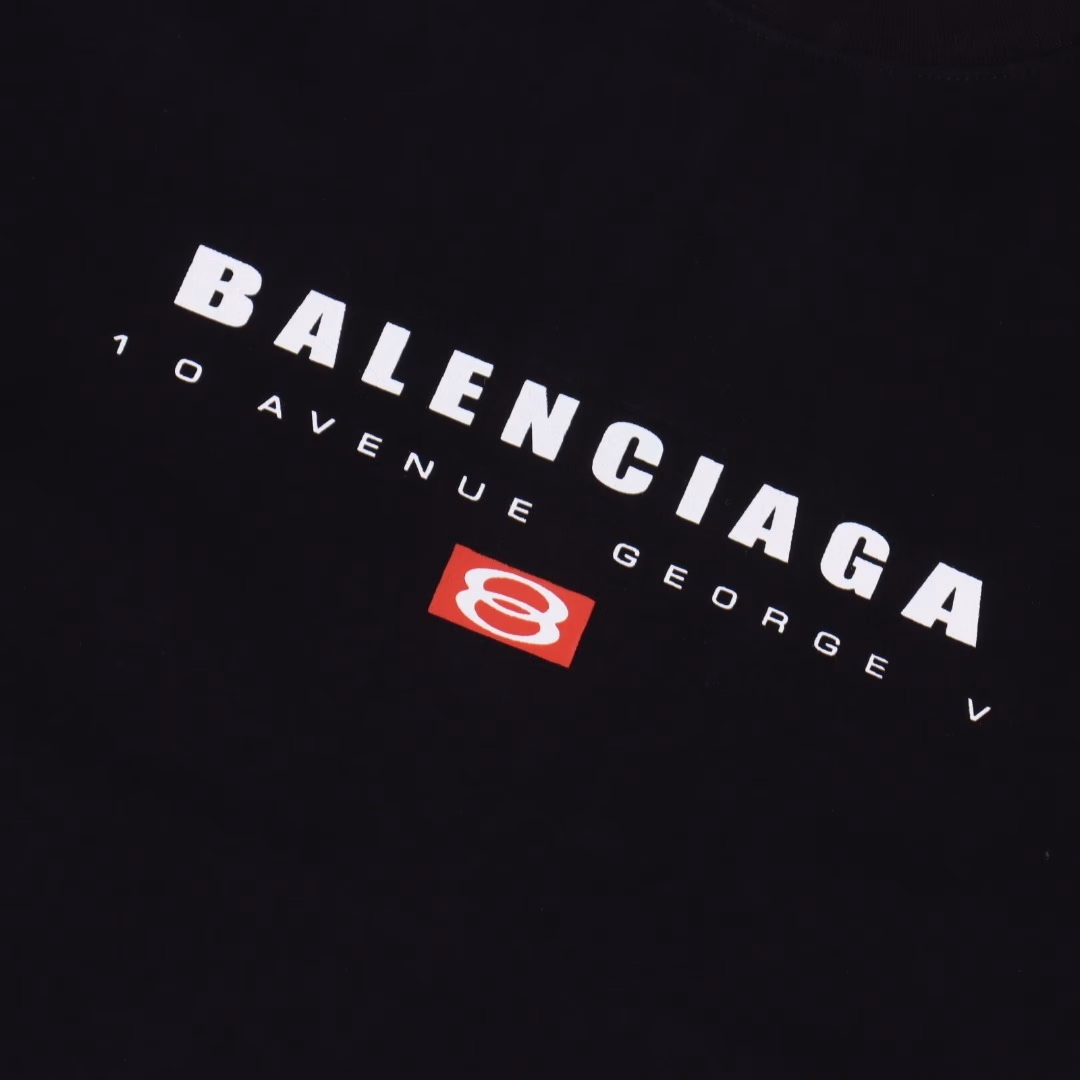 Balenciaga's simple printed short sleevesWhen BalenciAG@-style rebellion meets the classic black, white and red, this double-ring logo T-shirt is the perfect collision of street style and luxury. The 230g pure cotton fabric is custom-woven with black as the canvas. The dark red double rings tear like blood, presenting a plain appearance. The sharp letters cut out a visual impact. The oversized off-the-shoulder design exudes a laid-back vibe, while the three-dimensional cut hides its strength - seemingly casual, but in fact, it is full of meticulous craftsmanship everywhere. Wearing it alone is fashionable and eye-catching. Wearing it as an inner layer can unlock the cool vibe of a motorcycle. Mixing and matching it with necklaces and accessories can instantly switch to a trendy mode. The evergreen wardrobe items that slay from the runway to the street corner tell you effortlessly with a sense of luxury: True trends never chase after the seasons.
