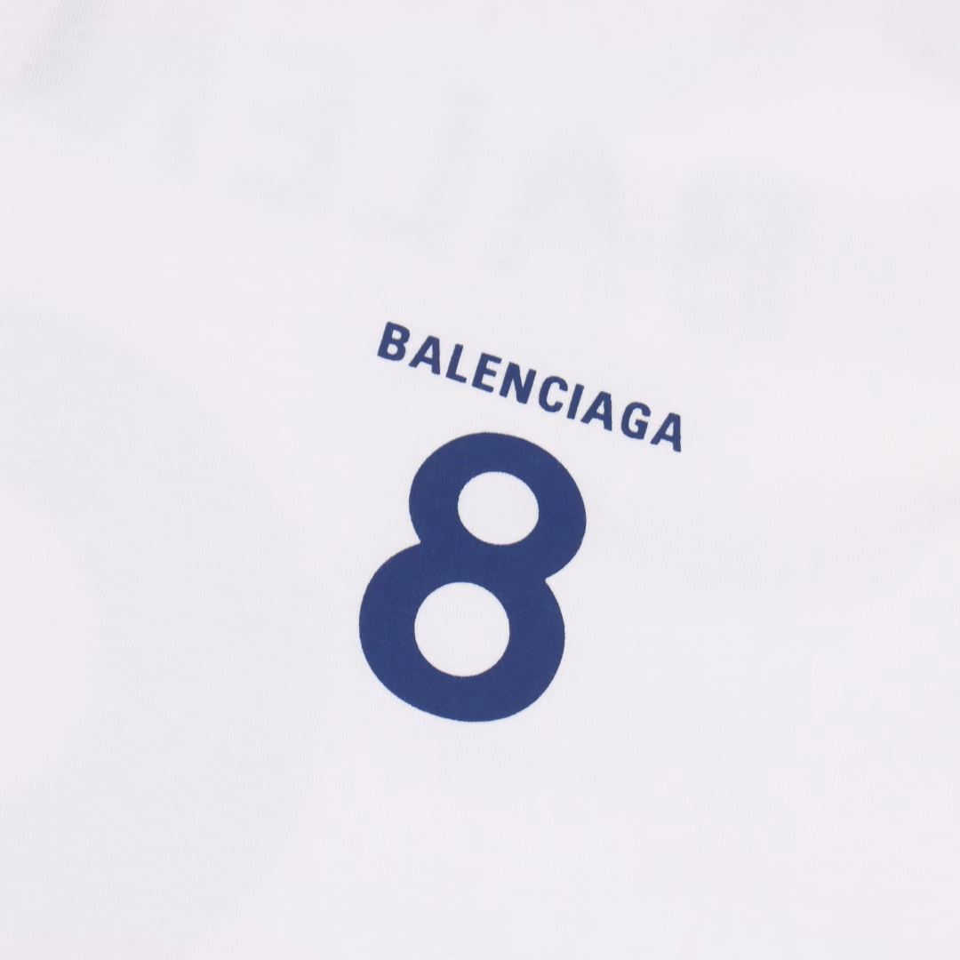 Balenciaga No. 8 printed short-sleeved T-shirtThe code game of minimalists. When the number 8 turns into a minimalist totem, Paris uses this single item to complete the ultimate interpretation of the contemporary wardrobe. The custom-made imported pure cotton fabric creates a sculptural silhouette. The three stitching lines at the neckline conceal the muscles and bones of high-end ready-to-wear. The logo and digital print on the chest cut the space with sharp lines. The blue print interprets a restrained visual tension in the flow of light. The designer infuses the brand's genes into the secondary deconstruction of the symbol - that number that has been disassembled and recombined is both the Morse code of the street gene and the rebellious line of high fashion. It is recommended to pair it with an aged leather jacket to enhance the rough aesthetic, or to create a laid-back and intellectual atmosphere with drooping silk trousers. It uses the most concise symbols to tell the shardest philosophy of dressing