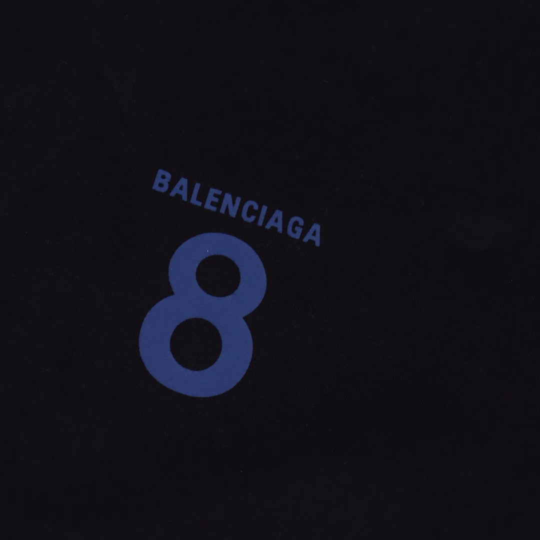 Balenciaga No. 8 printed short-sleeved T-shirtThe code game of minimalists. When the number 8 turns into a minimalist totem, Paris uses this single item to complete the ultimate interpretation of the contemporary wardrobe. The custom-made imported pure cotton fabric creates a sculptural silhouette. The three stitching lines at the neckline conceal the muscles and bones of high-end ready-to-wear. The logo and digital print on the chest cut the space with sharp lines. The blue print interprets a restrained visual tension in the flow of light. The designer infuses the brand's genes into the secondary deconstruction of the symbol - that number that has been disassembled and recombined is both the Morse code of the street gene and the rebellious line of high fashion. It is recommended to pair it with an aged leather jacket to enhance the rough aesthetic, or to create a laid-back and intellectual atmosphere with drooping silk trousers. It uses the most concise symbols to tell the shardest philosophy of dressing
