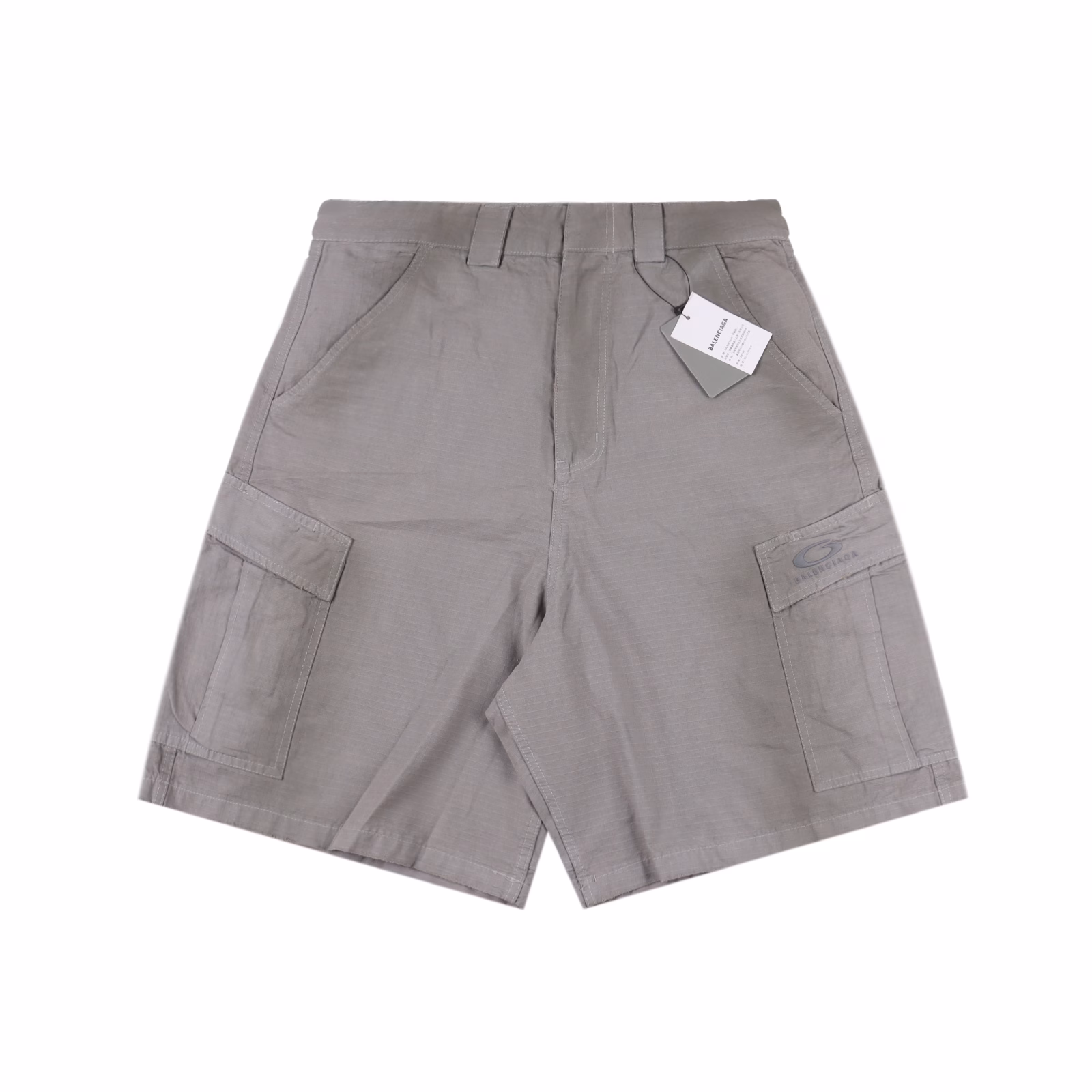 Balenciaga 25ss Loop distressed work shortsThe workwear pants are reconfigured with advanced customization techniques to achieve functional design. The main body is made of high-count, high-density checkered woven fabric, which undergoes multiple washing processes to present an aged texture. It is then superimposed with a spray-painted fastener process, a high-precision sandblasting + enzyme washing technology, to create a three-dimensional aged effect. The deliberate aging creates natural wrinkles and fading effects. All hardware parts are custom-made by brand molds. The zipper teeth and pull straps are electroplated with zinc alloy. It is engraved with the exclusive 