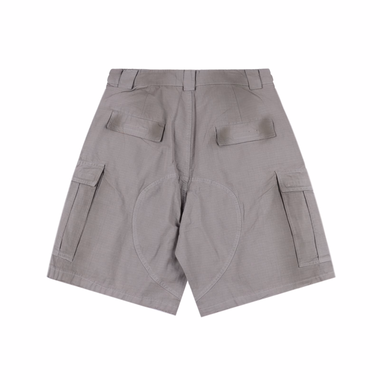Balenciaga 25ss Loop distressed work shortsThe workwear pants are reconfigured with advanced customization techniques to achieve functional design. The main body is made of high-count, high-density checkered woven fabric, which undergoes multiple washing processes to present an aged texture. It is then superimposed with a spray-painted fastener process, a high-precision sandblasting + enzyme washing technology, to create a three-dimensional aged effect. The deliberate aging creates natural wrinkles and fading effects. All hardware parts are custom-made by brand molds. The zipper teeth and pull straps are electroplated with zinc alloy. It is engraved with the exclusive 