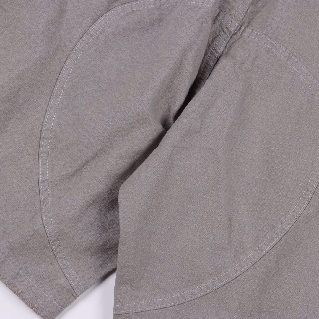 Balenciaga 25ss Loop distressed work shortsThe workwear pants are reconfigured with advanced customization techniques to achieve functional design. The main body is made of high-count, high-density checkered woven fabric, which undergoes multiple washing processes to present an aged texture. It is then superimposed with a spray-painted fastener process, a high-precision sandblasting + enzyme washing technology, to create a three-dimensional aged effect. The deliberate aging creates natural wrinkles and fading effects. All hardware parts are custom-made by brand molds. The zipper teeth and pull straps are electroplated with zinc alloy. It is engraved with the exclusive 
