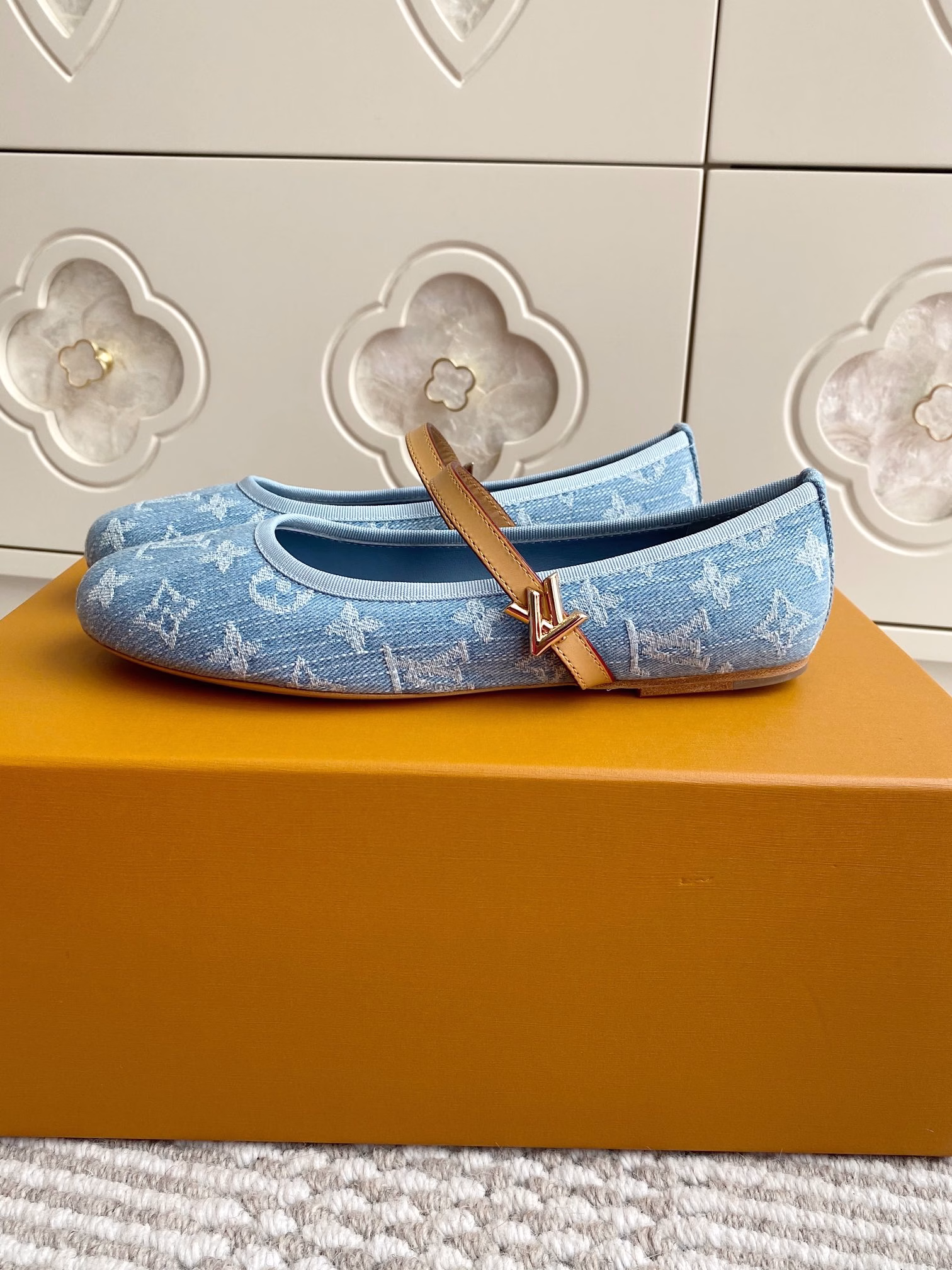 Louis ~ TM Romy Takashi Murakami collaboration 🆕 Black and white Tricolor Mary Jane Ballet flatsThis Romy flat ballet shoe combines a soft sheepskin upper with a leather outsole, creating a light and comfortable wearing experience. The round toe and the slender lacquered leather trim highlight the classic style, and the LV Twist decoration adds remarkable luster.