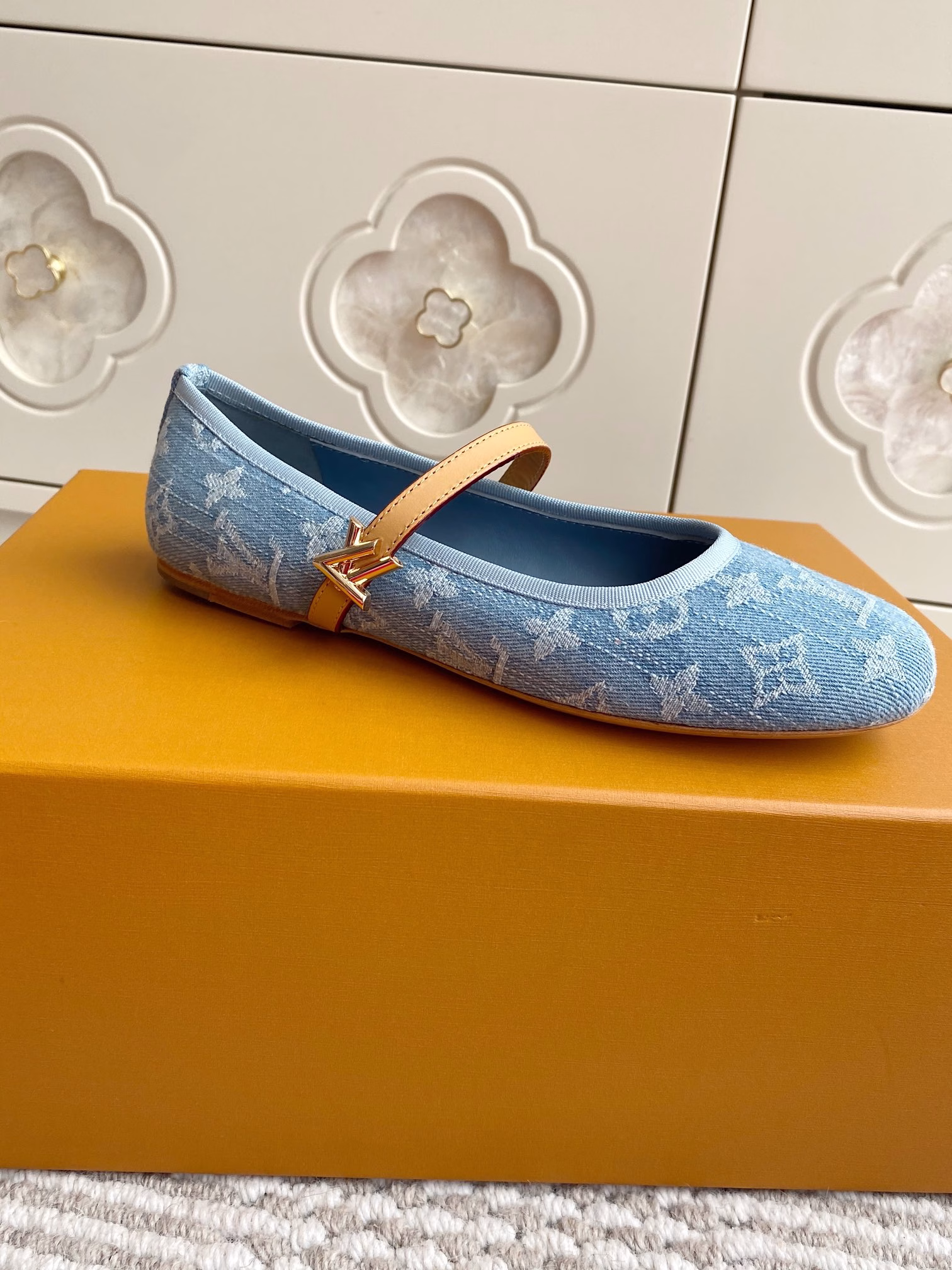 Louis ~ TM Romy Takashi Murakami collaboration 🆕 Black and white Tricolor Mary Jane Ballet flatsThis Romy flat ballet shoe combines a soft sheepskin upper with a leather outsole, creating a light and comfortable wearing experience. The round toe and the slender lacquered leather trim highlight the classic style, and the LV Twist decoration adds remarkable luster.