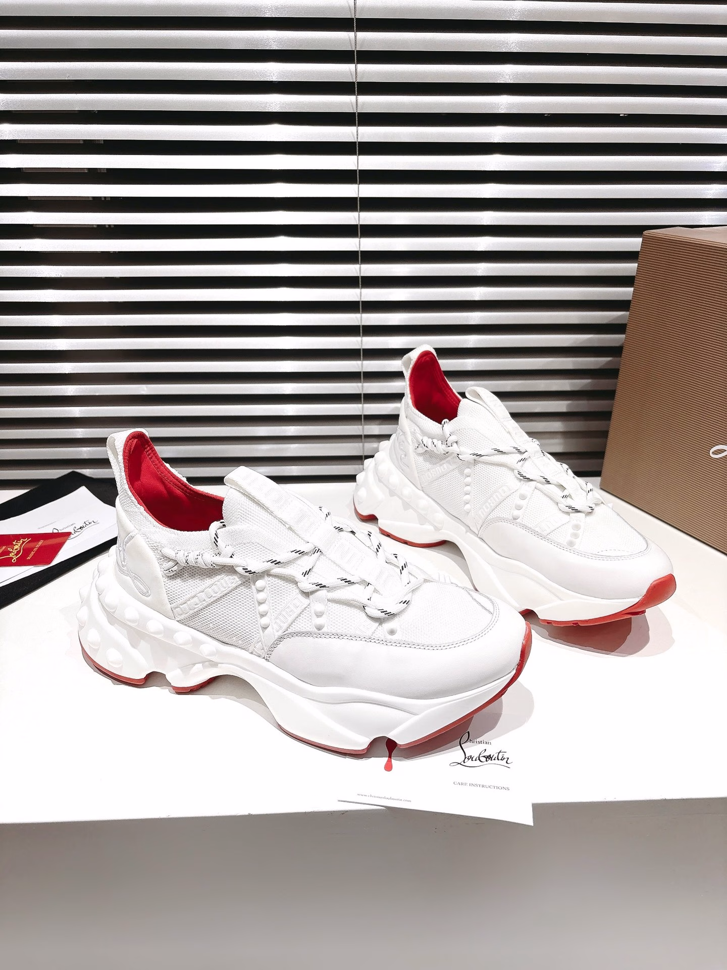 𝑪𝒉𝒓𝒊𝒔𝒕𝒊𝒂𝒏 𝑳𝒐𝒖𝒃𝒐𝒖𝒕𝒊𝒏The inspiration for Trailnrun sneakers comes from the world of trail running, and it combines multiple materials. This Albatre white and Rockie grey sneakers are made of calfskin, mesh and neoprene, and there is a heel label with the Christian Louboutin logo on the toe. It is renowned for its technical features, such as the lightweight two-tone sole and the anatomical heel. This pair of shoes is also decorated with pointed nails marked with color tones.