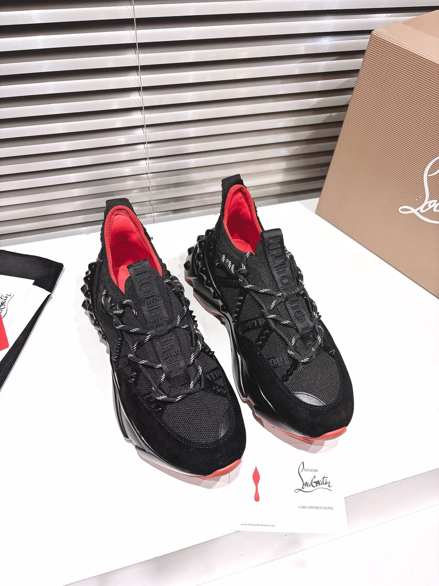 𝑪𝒉𝒓𝒊𝒔𝒕𝒊𝒂𝒏 𝑳𝒐𝒖𝒃𝒐𝒖𝒕𝒊𝒏The inspiration for Trailnrun sneakers comes from the world of trail running, and it combines multiple materials. This Albatre white and Rockie grey sneakers are made of calfskin, mesh and neoprene, and there is a heel label with the Christian Louboutin logo on the toe. It is renowned for its technical features, such as the lightweight two-tone sole and the anatomical heel. This pair of shoes is also decorated with pointed nails marked with color tones.