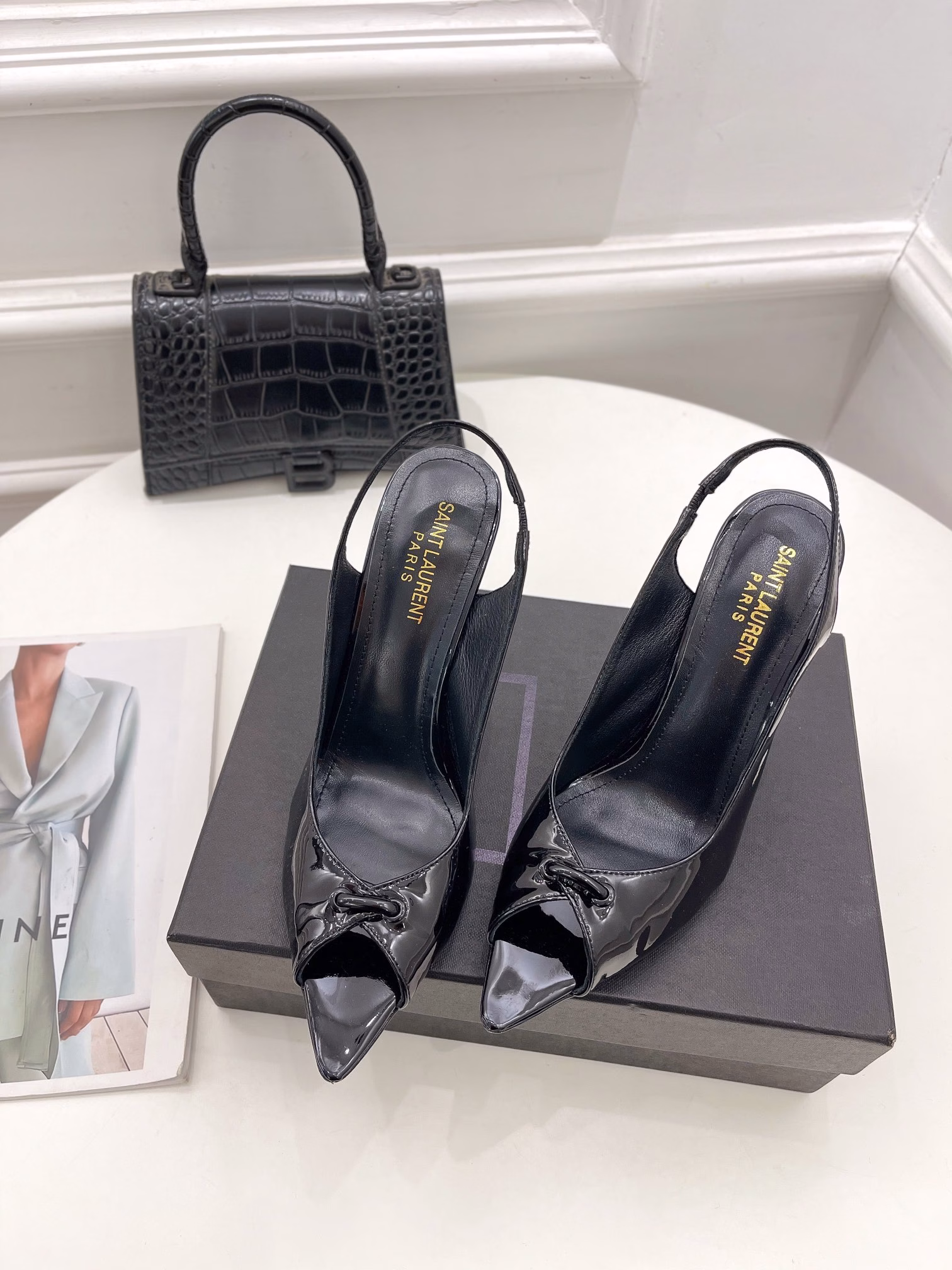 Yves Saint Laurent 's new Spring/Fall 2022 collection of lacquered sandals is now available at ☑️Top edition ‼ ️YSL 's super BEAUTIFUL one of the hate heaven high series is launched with a new interpretation! Full of a sense of luxury! The fashion level is off the charts! You can freely match any dress or skirt.