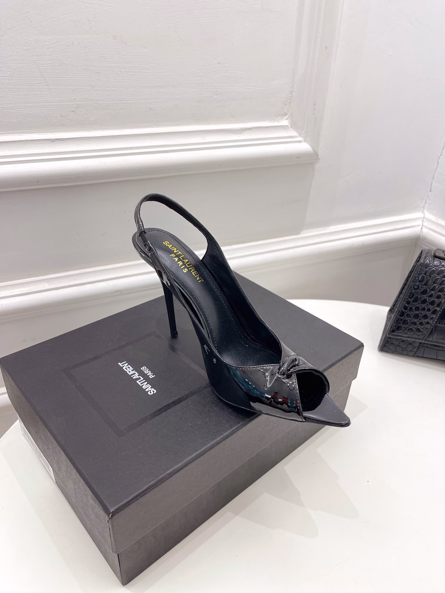 Yves Saint Laurent 's new Spring/Fall 2022 collection of lacquered sandals is now available at ☑️Top edition ‼ ️YSL 's super BEAUTIFUL one of the hate heaven high series is launched with a new interpretation! Full of a sense of luxury! The fashion level is off the charts! You can freely match any dress or skirt.