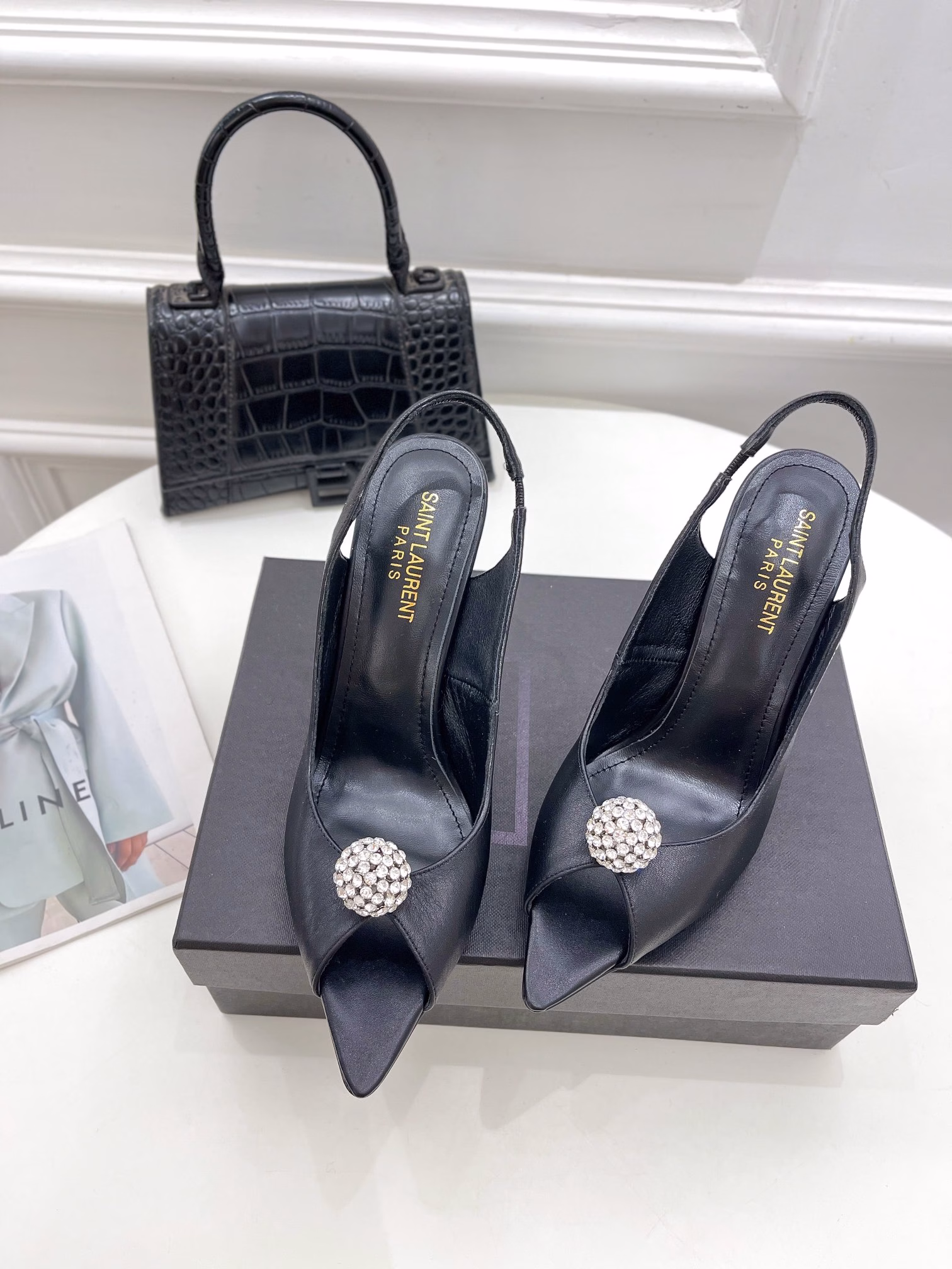 Yves Saint Laurent 's new Spring/Fall 2022 collection of lacquered sandals is now available at ☑️Top edition ‼ ️YSL 's super BEAUTIFUL one of the hate heaven high series is launched with a new interpretation! Full of a sense of luxury! The fashion level is off the charts! You can freely match any dress or skirt.