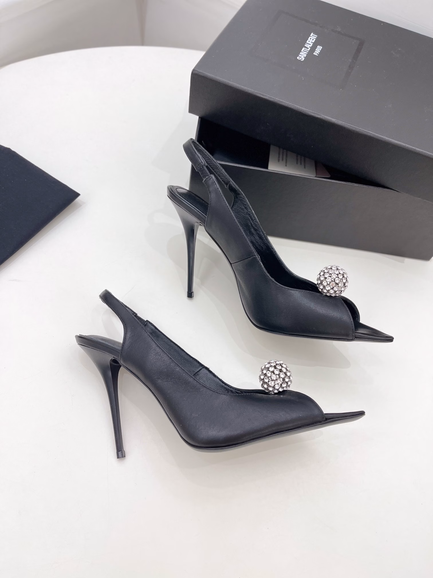 Yves Saint Laurent 's new Spring/Fall 2022 collection of lacquered sandals is now available at ☑️Top edition ‼ ️YSL 's super BEAUTIFUL one of the hate heaven high series is launched with a new interpretation! Full of a sense of luxury! The fashion level is off the charts! You can freely match any dress or skirt.