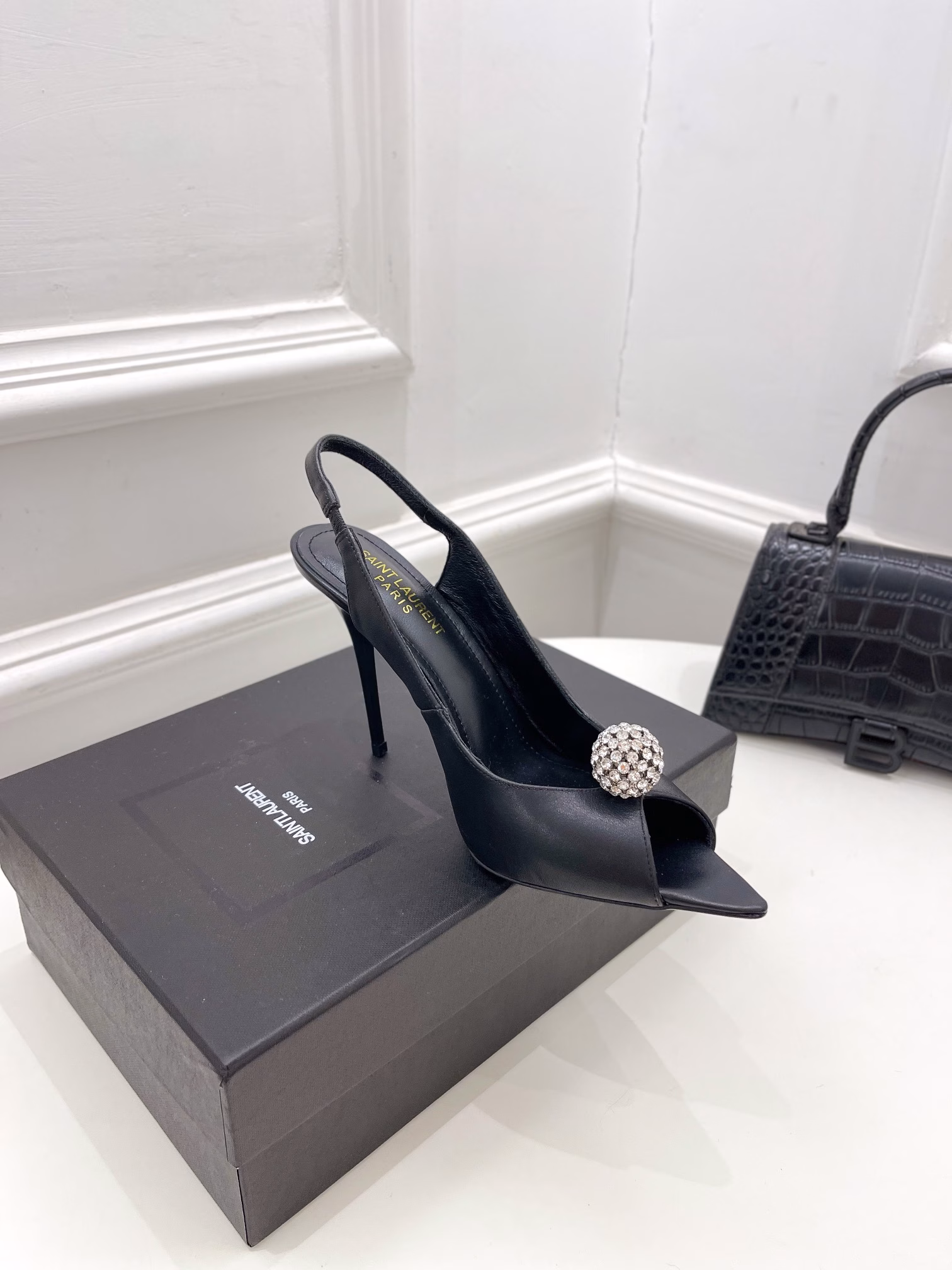 Yves Saint Laurent 's new Spring/Fall 2022 collection of lacquered sandals is now available at ☑️Top edition ‼ ️YSL 's super BEAUTIFUL one of the hate heaven high series is launched with a new interpretation! Full of a sense of luxury! The fashion level is off the charts! You can freely match any dress or skirt.
