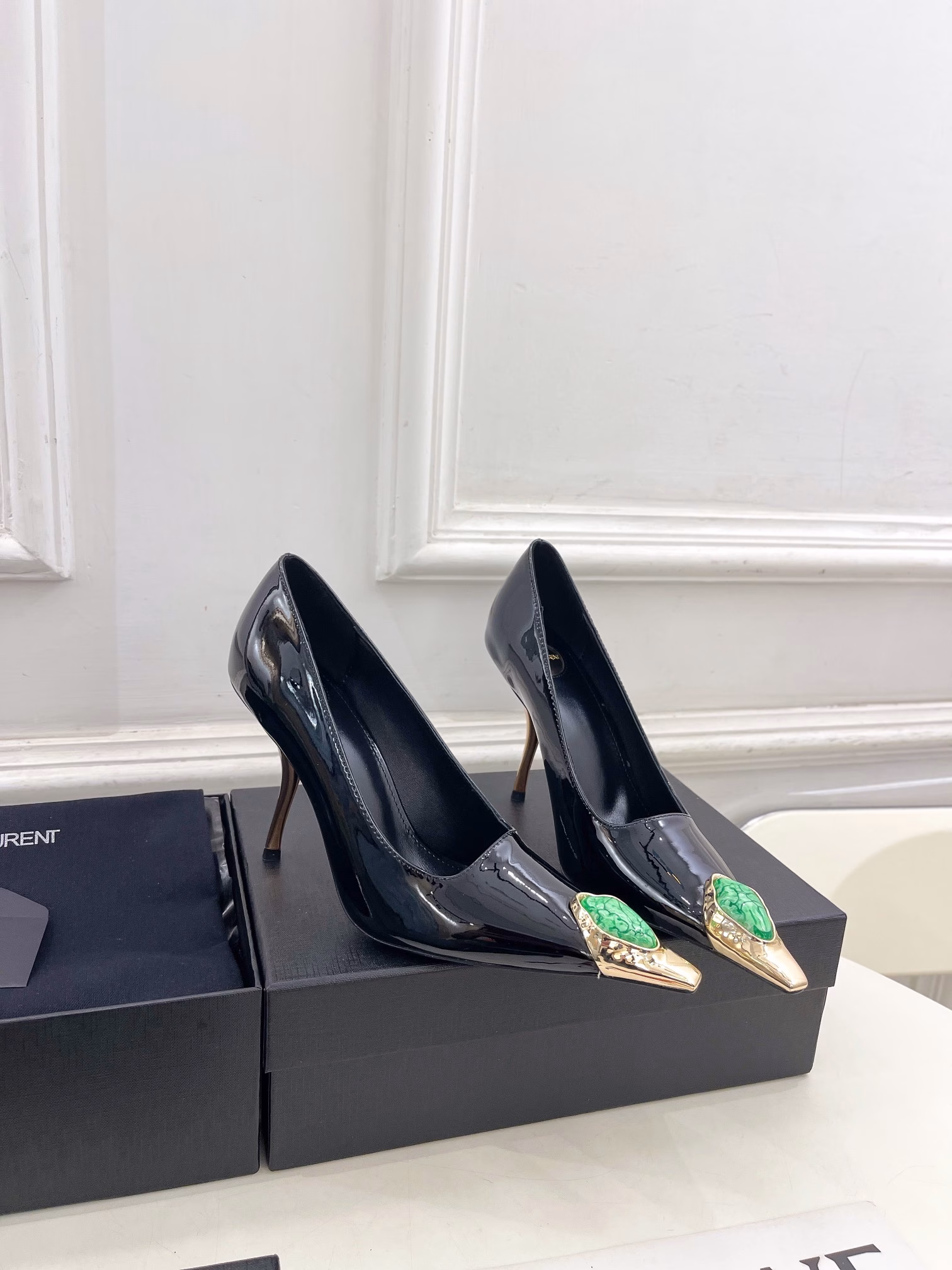 SAIN*LAURENT's new Spring/Summer 2025 collection, including high-heeled single shoes made of stone patent leather, is now availableTop edition ‼ ️YSL 's super BEAUTIFUL one of the hate heaven high series is launched with a new interpretation! Full of a sense of luxury! The fashion level is off the charts! You can freely match any dress or skirt.