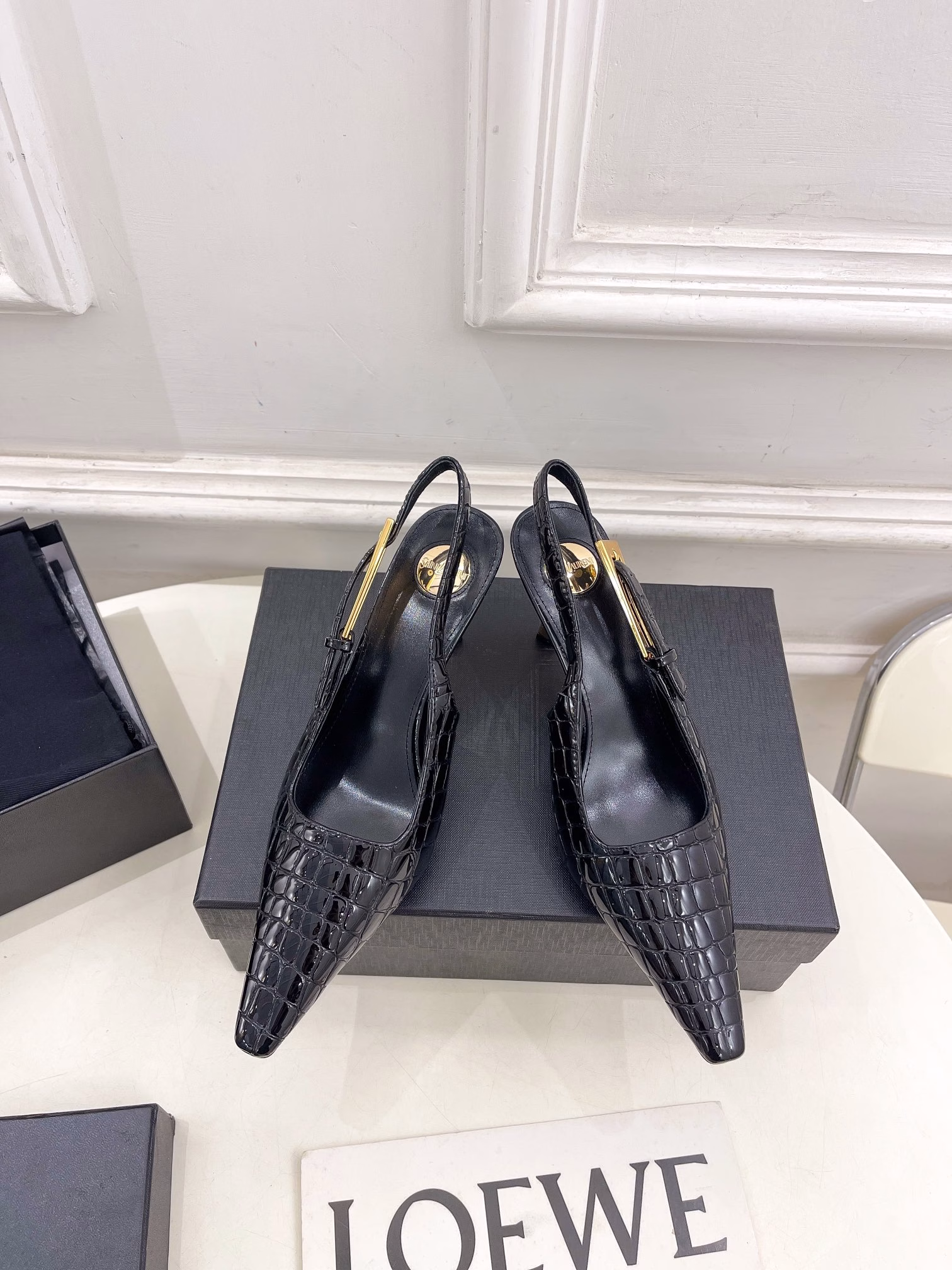 SAIN*LAURENT 's Pre-Fall 2025 collection, LEE, features pointe square sandals with bare heels at ☑️Top edition ‼ ️YSL 's super BEAUTIFUL one of the hate heaven high series is launched with a new interpretation! Full of a sense of luxury! The fashion level is off the charts! You can freely match any dress or skirt.