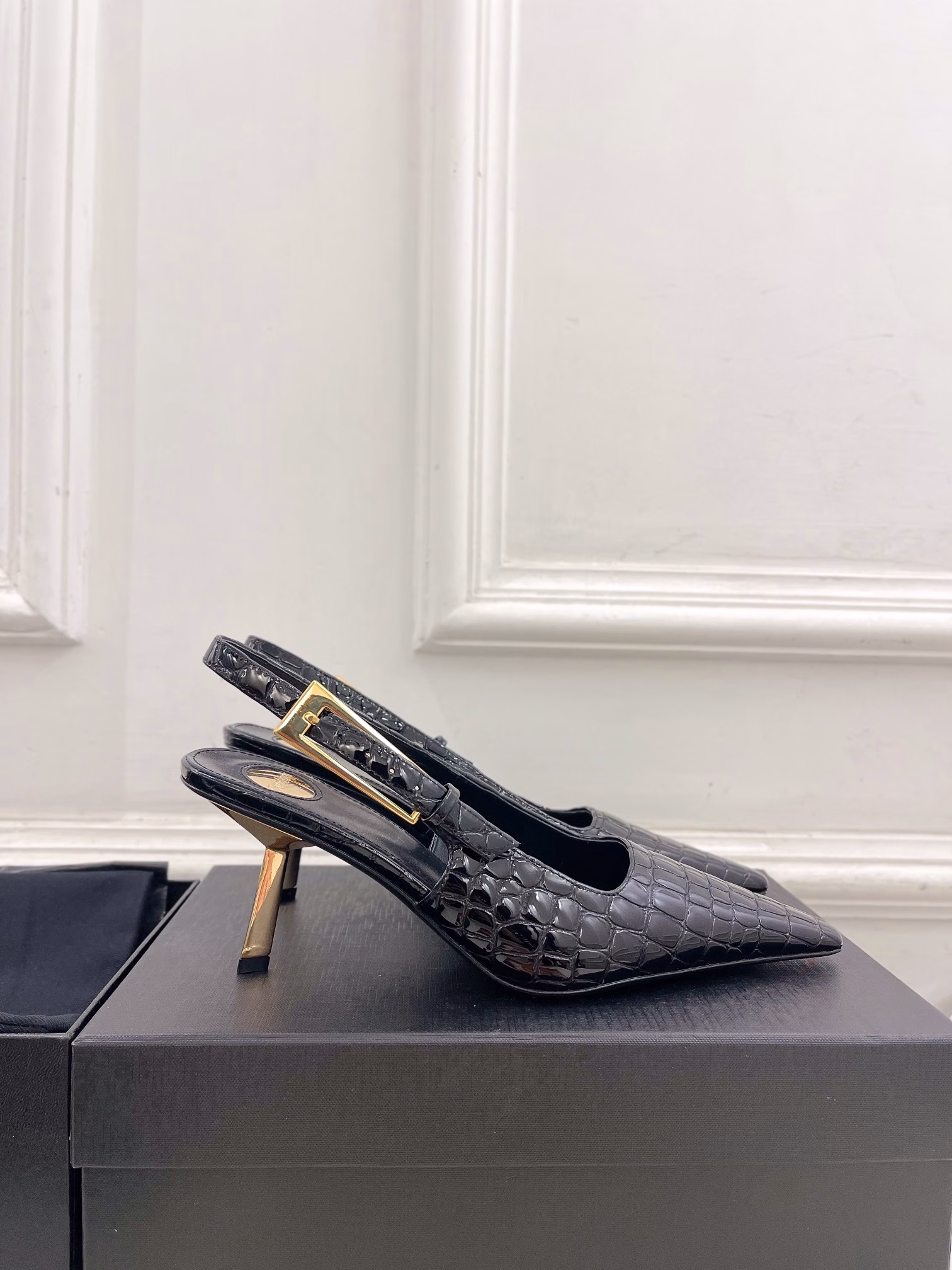 SAIN*LAURENT 's Pre-Fall 2025 collection, LEE, features pointe square sandals with bare heels at ☑️Top edition ‼ ️YSL 's super BEAUTIFUL one of the hate heaven high series is launched with a new interpretation! Full of a sense of luxury! The fashion level is off the charts! You can freely match any dress or skirt.
