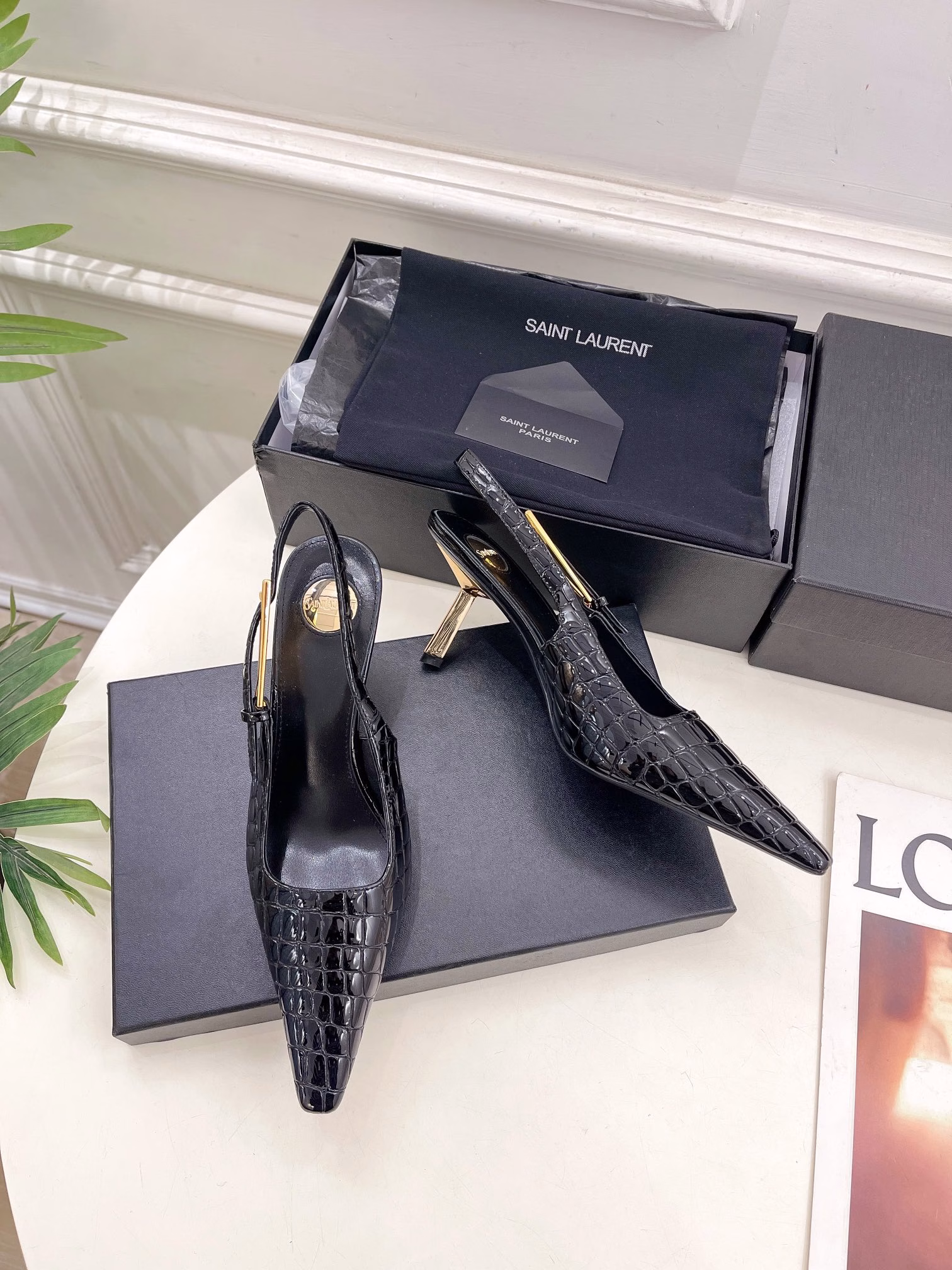SAIN*LAURENT 's Pre-Fall 2025 collection, LEE, features pointe square sandals with bare heels at ☑️Top edition ‼ ️YSL 's super BEAUTIFUL one of the hate heaven high series is launched with a new interpretation! Full of a sense of luxury! The fashion level is off the charts! You can freely match any dress or skirt.