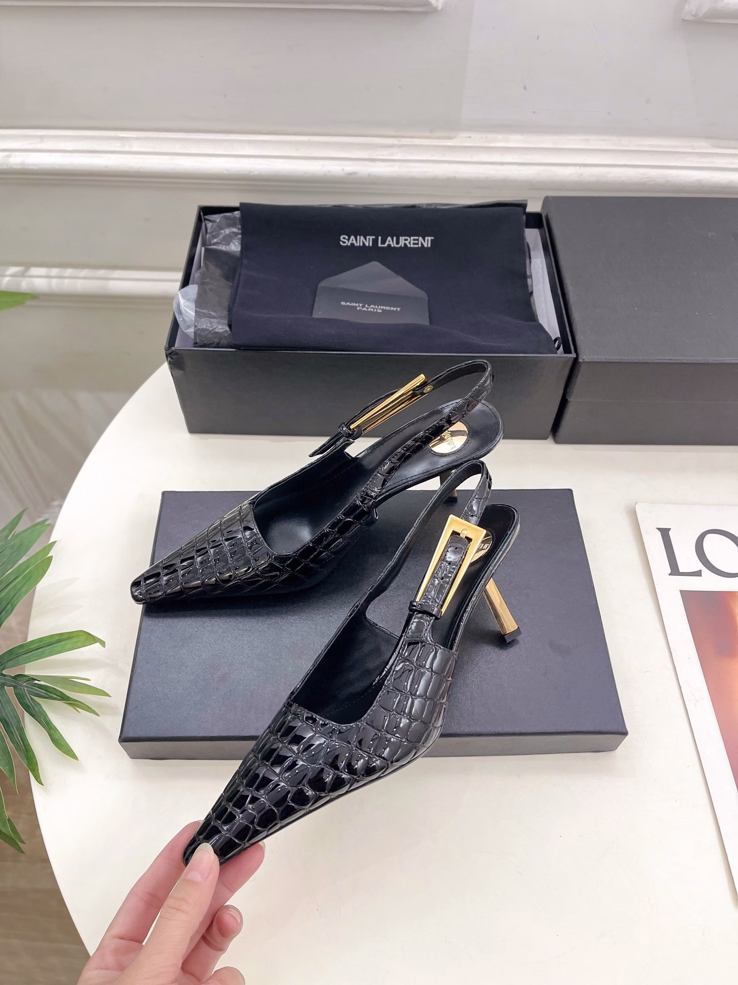 SAIN*LAURENT 's Pre-Fall 2025 collection, LEE, features pointe square sandals with bare heels at ☑️Top edition ‼ ️YSL 's super BEAUTIFUL one of the hate heaven high series is launched with a new interpretation! Full of a sense of luxury! The fashion level is off the charts! You can freely match any dress or skirt.