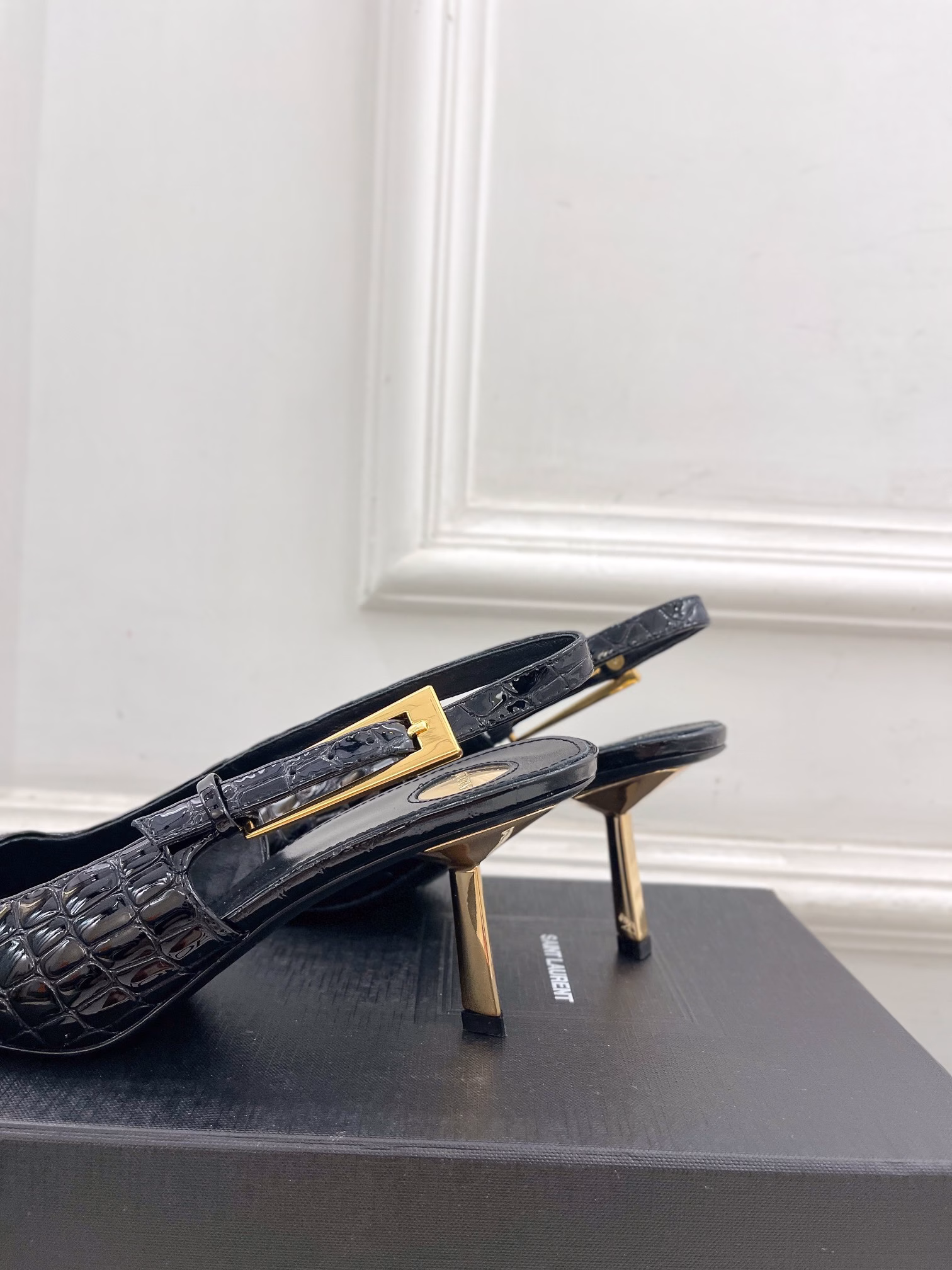 SAIN*LAURENT 's Pre-Fall 2025 collection, LEE, features pointe square sandals with bare heels at ☑️Top edition ‼ ️YSL 's super BEAUTIFUL one of the hate heaven high series is launched with a new interpretation! Full of a sense of luxury! The fashion level is off the charts! You can freely match any dress or skirt.