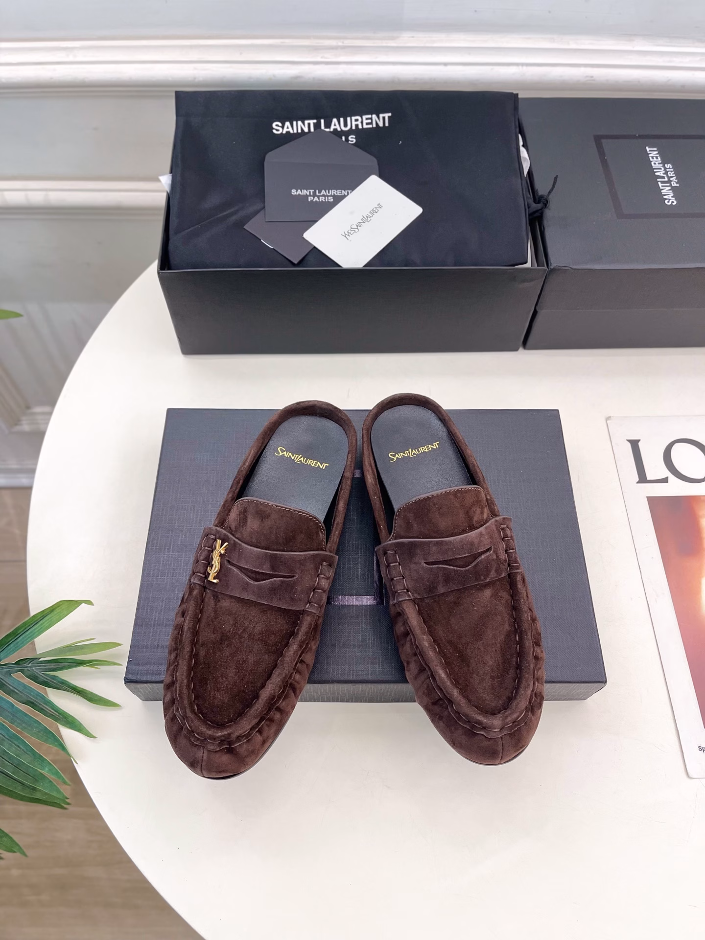 SAIN*LAURENT's 2025 early spring new collection, YSL Muller shoes with toe caps and half slippers, is now availableTop edition ‼ ️YSL 's super BEAUTIFUL ONE is launched with a new interpretation! The minimalist style design is super flattering for leg shapes, featuring a retro and fashionable lookIt looks good in any combination!