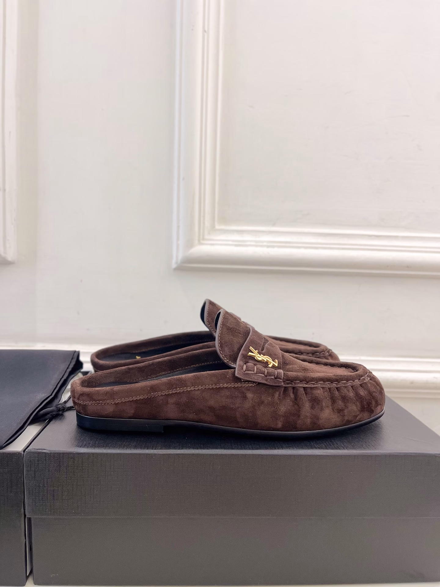 SAIN*LAURENT's 2025 early spring new collection, YSL Muller shoes with toe caps and half slippers, is now availableTop edition ‼ ️YSL 's super BEAUTIFUL ONE is launched with a new interpretation! The minimalist style design is super flattering for leg shapes, featuring a retro and fashionable lookIt looks good in any combination!