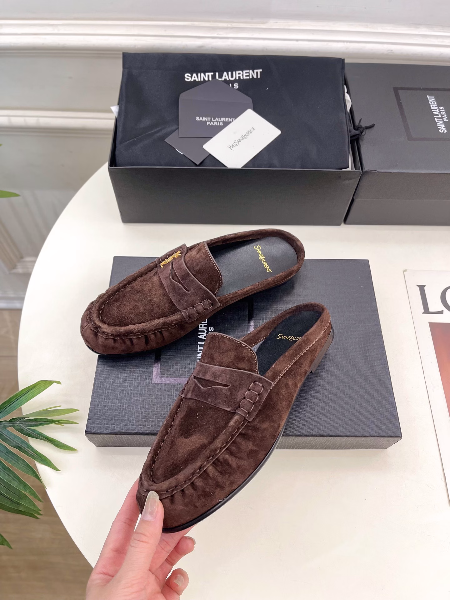 SAIN*LAURENT's 2025 early spring new collection, YSL Muller shoes with toe caps and half slippers, is now availableTop edition ‼ ️YSL 's super BEAUTIFUL ONE is launched with a new interpretation! The minimalist style design is super flattering for leg shapes, featuring a retro and fashionable lookIt looks good in any combination!