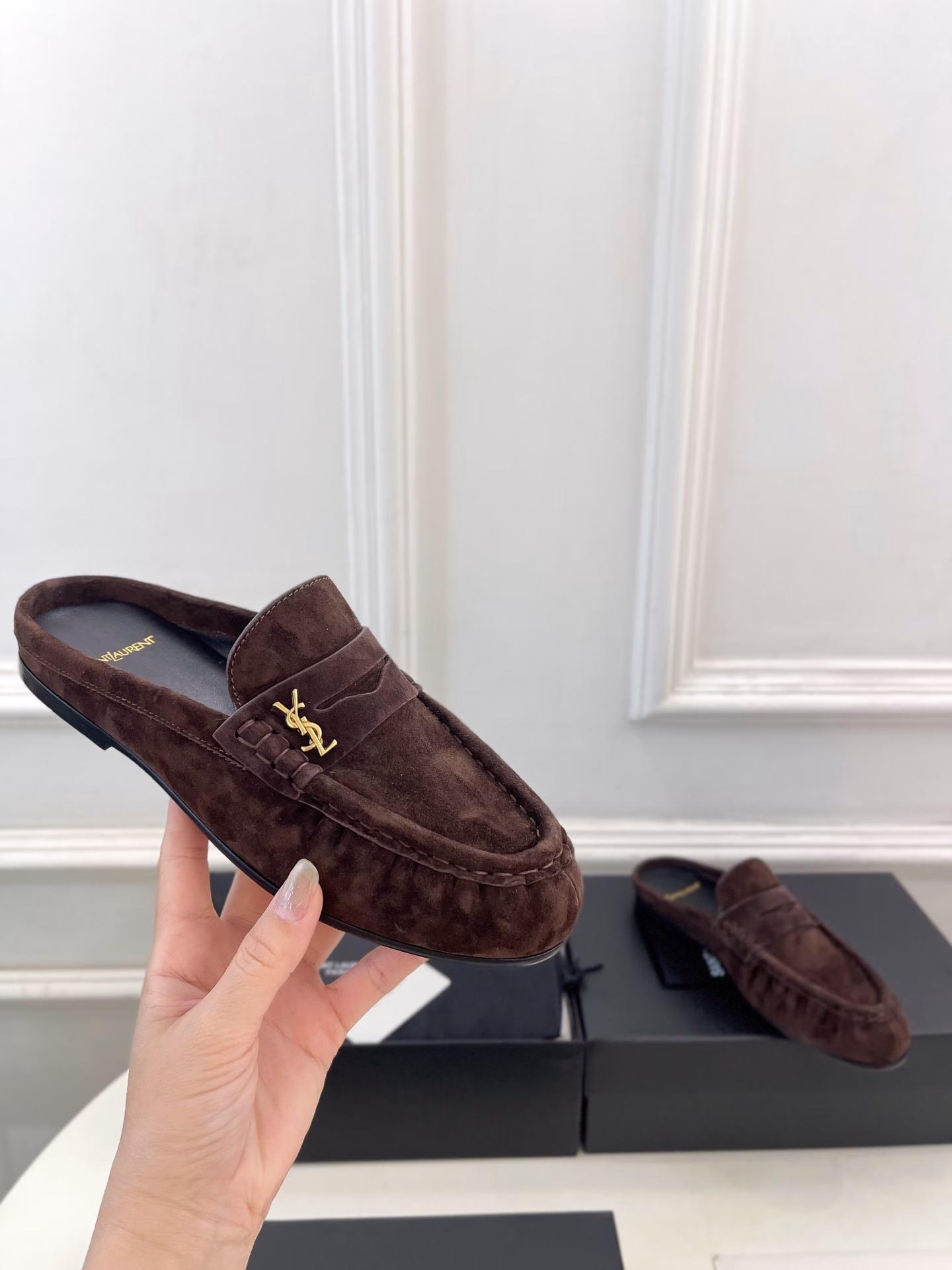 SAIN*LAURENT's 2025 early spring new collection, YSL Muller shoes with toe caps and half slippers, is now availableTop edition ‼ ️YSL 's super BEAUTIFUL ONE is launched with a new interpretation! The minimalist style design is super flattering for leg shapes, featuring a retro and fashionable lookIt looks good in any combination!