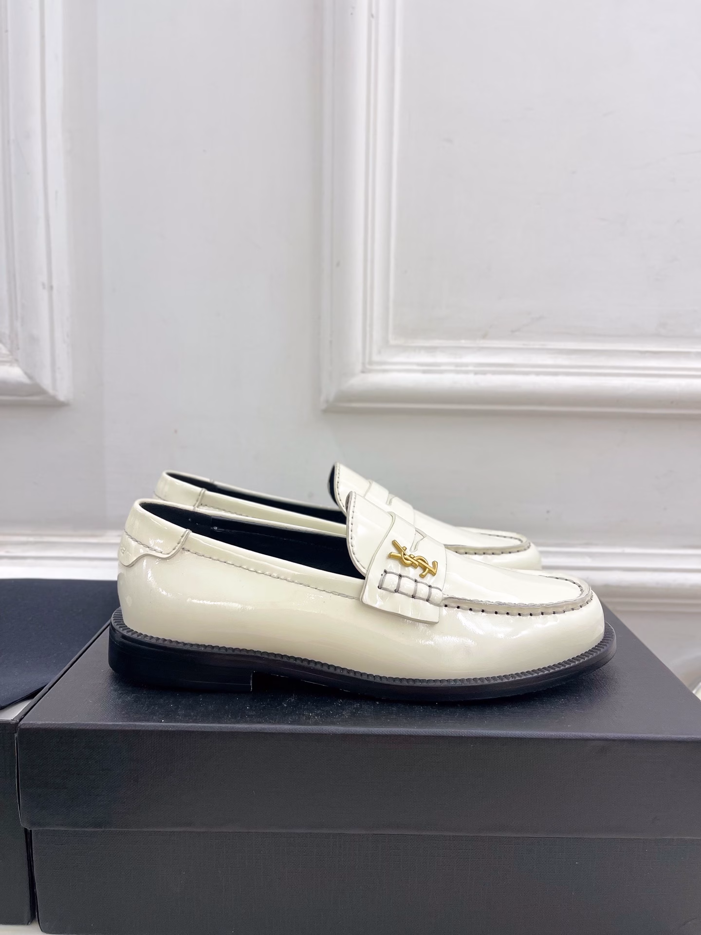 SAIN*LAURENT's 2025 early spring collection features YSL loafers and small leather shoesTop edition ‼ ️YSL 's super BEAUTIFUL ONE is launched with a new interpretation! The minimalist style design is super flattering for leg shapes, featuring a retro and fashionable look