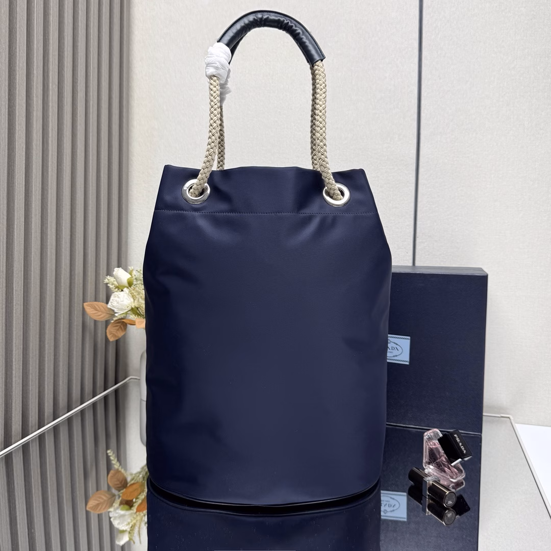 The design of this Re-Nylon handbag is made of nylon fabric and calfskin. The unique combination adds charming embellishments. The sliding rope handle highlights the flexibility and versatility of this handbag, making it convenient to carry by hand, shoulder or cross diagonally. It is made of top-quality hardware. It has a large capacity and space, is very casual and fashionable, and is another timeless bestseller. Kids, hurry up and get it