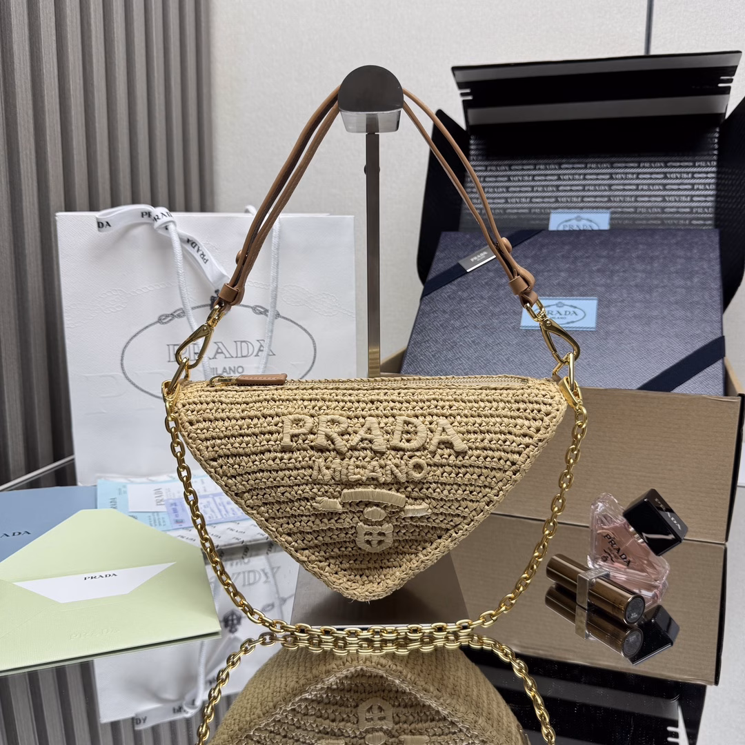 Straw triangle bag 🎉🎉 THIS PURE hand-woven triangle BAG DESIGN IS WONDERFUL 🎉 THREE-DIMENSIONAL hand-woven font, complex handcrafted LOOK PARTICULARLY GRAND/FASHIONABLE, large capacity SPACE, GREAT FIT EFFECT, 100% TURN head RATE 😀 SUMMER MUST-HAVE 🎉 Hurry up and get IT