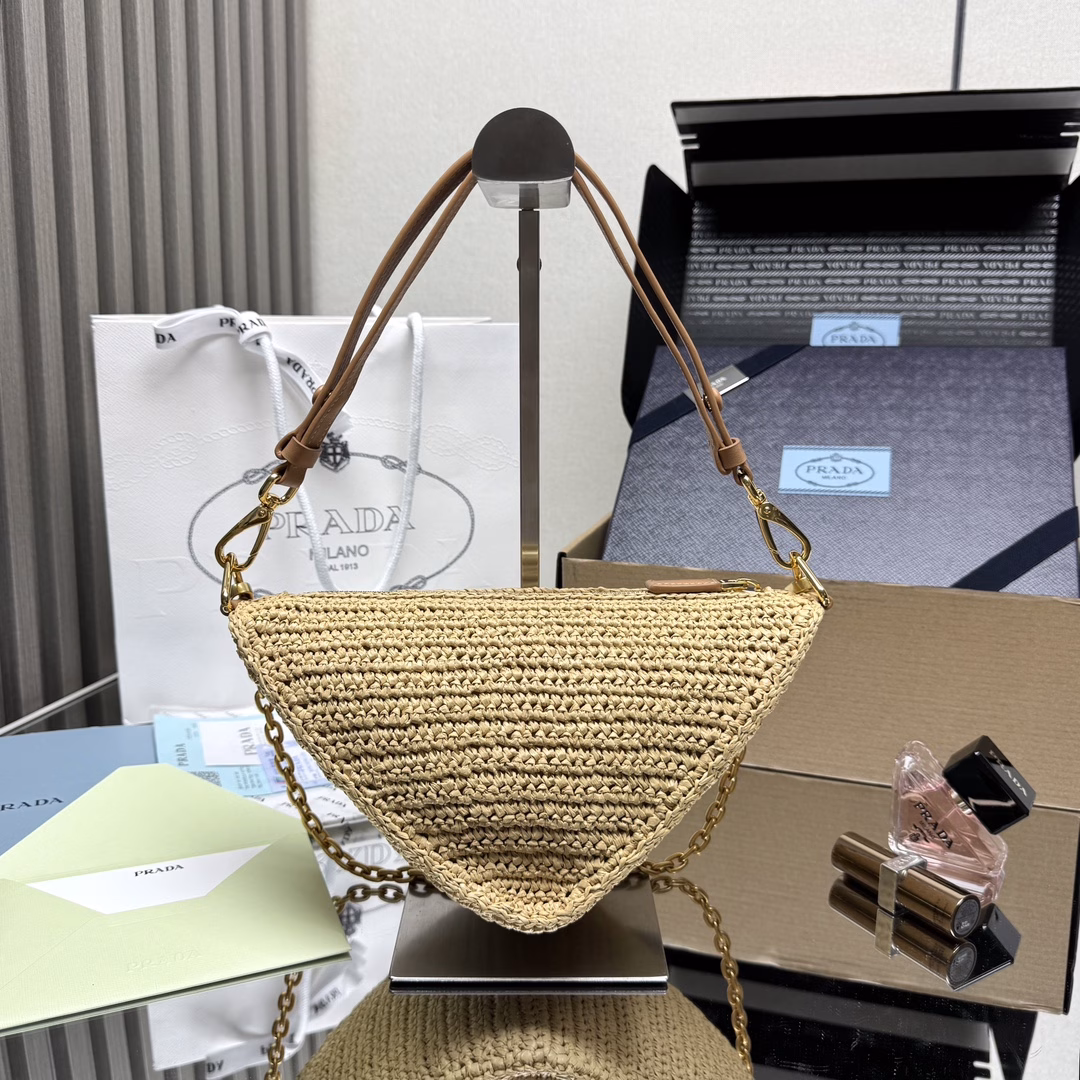 Straw triangle bag 🎉🎉 THIS PURE hand-woven triangle BAG DESIGN IS WONDERFUL 🎉 THREE-DIMENSIONAL hand-woven font, complex handcrafted LOOK PARTICULARLY GRAND/FASHIONABLE, large capacity SPACE, GREAT FIT EFFECT, 100% TURN head RATE 😀 SUMMER MUST-HAVE 🎉 Hurry up and get IT