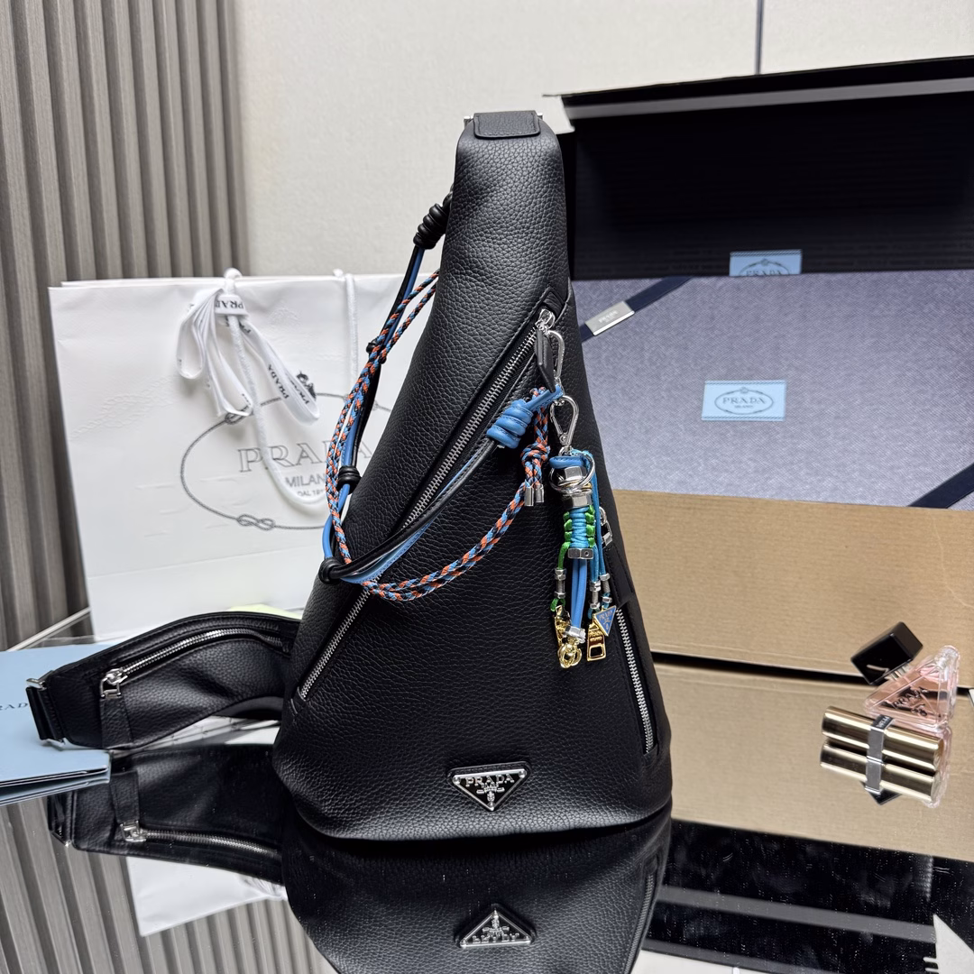 New counter 🎉 chest bag 2VZ092 pendant 🎉 This leather handbag expresses the duality of Prada's aesthetic, with contrasting simple silhouettes highlighting a trendy mix-and-match style. This single-shoulder bag features multiple zipper pockets and is decorated with the iconic triangular logo. Lightweight and practical. Hurry up and get it!