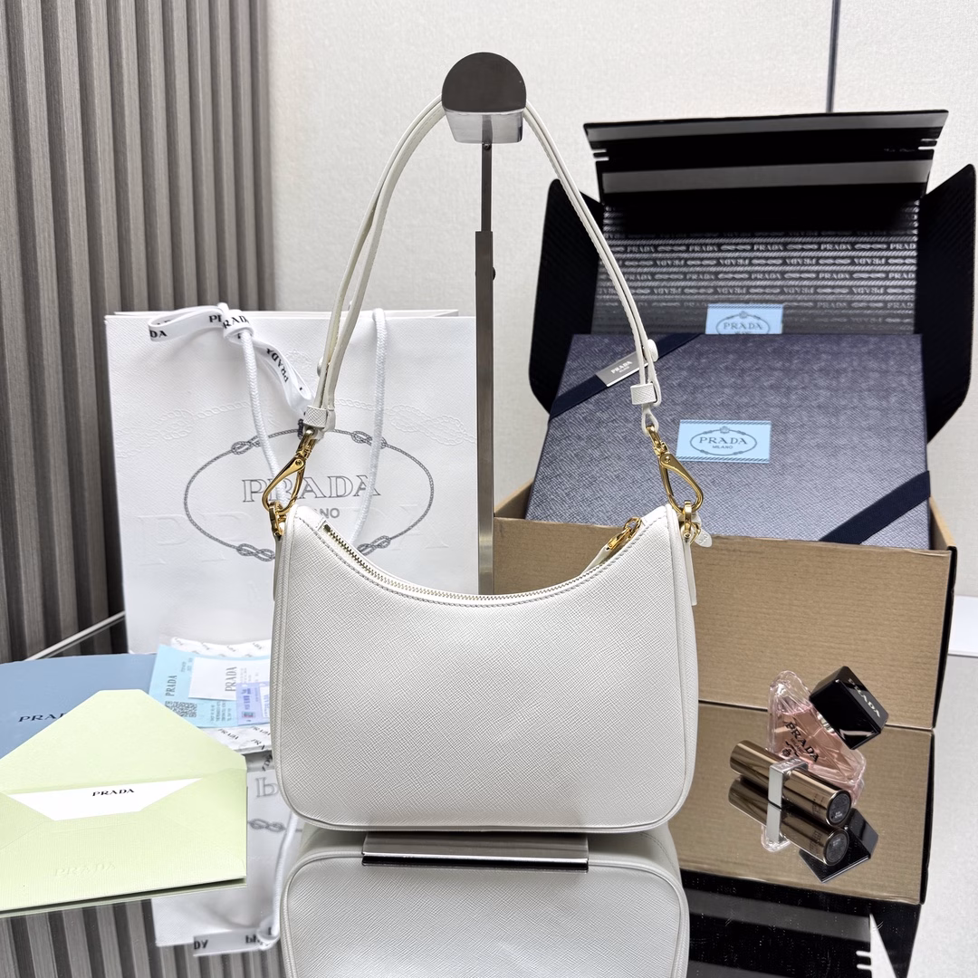 The newly upgraded Hobo🎉 strap detachable 🎉 This versatile handbag features sleek lines and classic details, paired with a detachable chain and adjustable long shoulder strap, and can be carried by hand or crossbody. It is made of Saffiano leather and adorned with a distinctive enameled triangular metal logo. Here comes another timeless bestseller. Kids, hurry up and get it