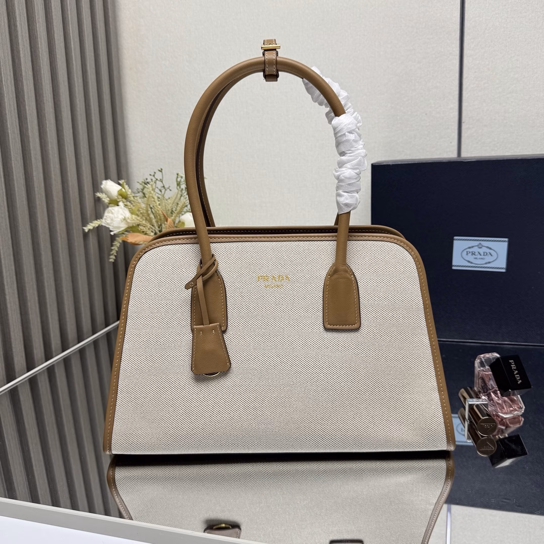 New linen tote 🎉🎉 This bag combines the versatility and lightness of cowhide and linen blend to create an oversized silhouette, ingeniously interpreting duality. The functions are practical, the design is exquisite, and the exquisite details demonstrate the outstanding craftsmanship of P family. It has a large capacity and space, and it looks very elegant and fashionable when worn. Kids, hurry up and get it