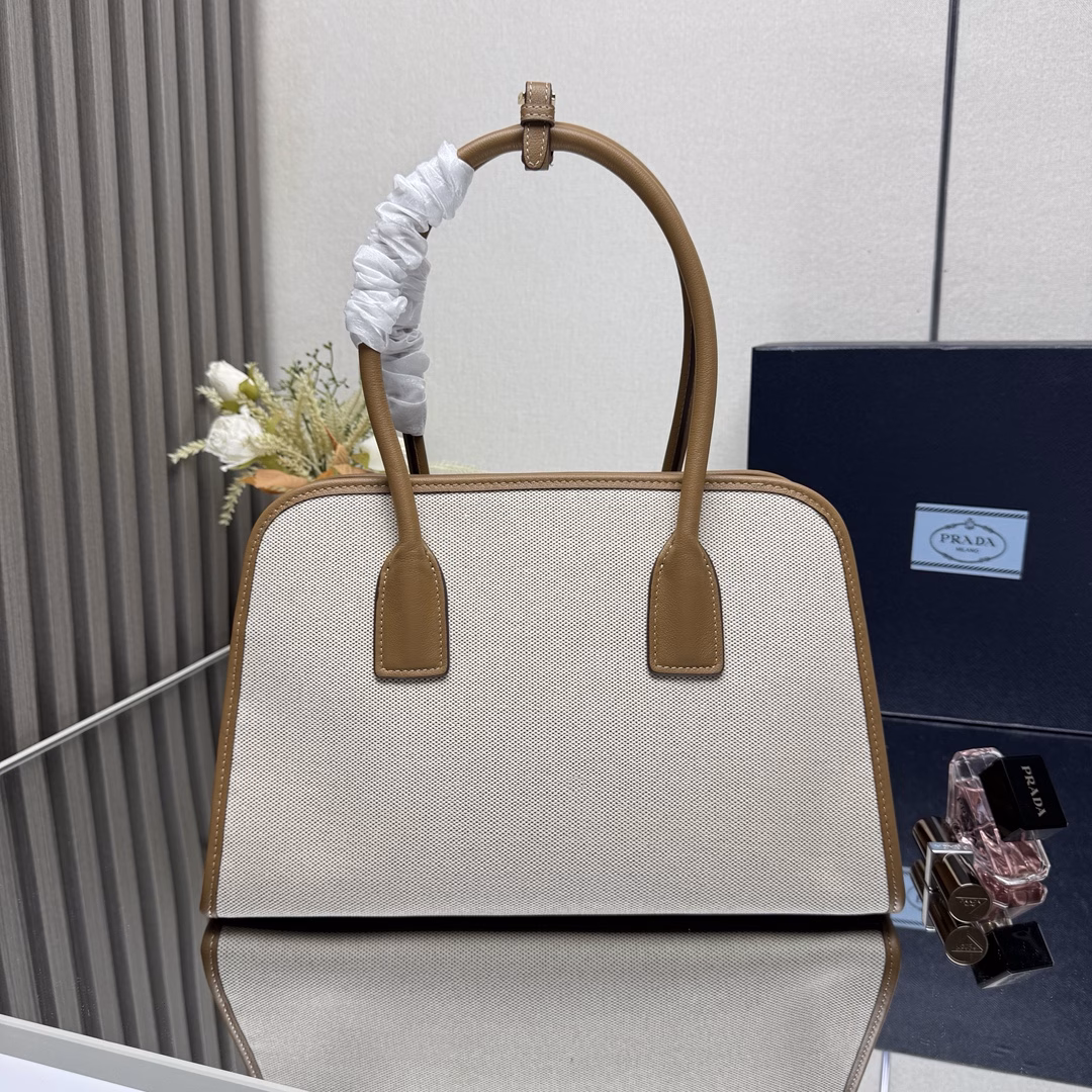 New linen tote 🎉🎉 This bag combines the versatility and lightness of cowhide and linen blend to create an oversized silhouette, ingeniously interpreting duality. The functions are practical, the design is exquisite, and the exquisite details demonstrate the outstanding craftsmanship of P family. It has a large capacity and space, and it looks very elegant and fashionable when worn. Kids, hurry up and get it