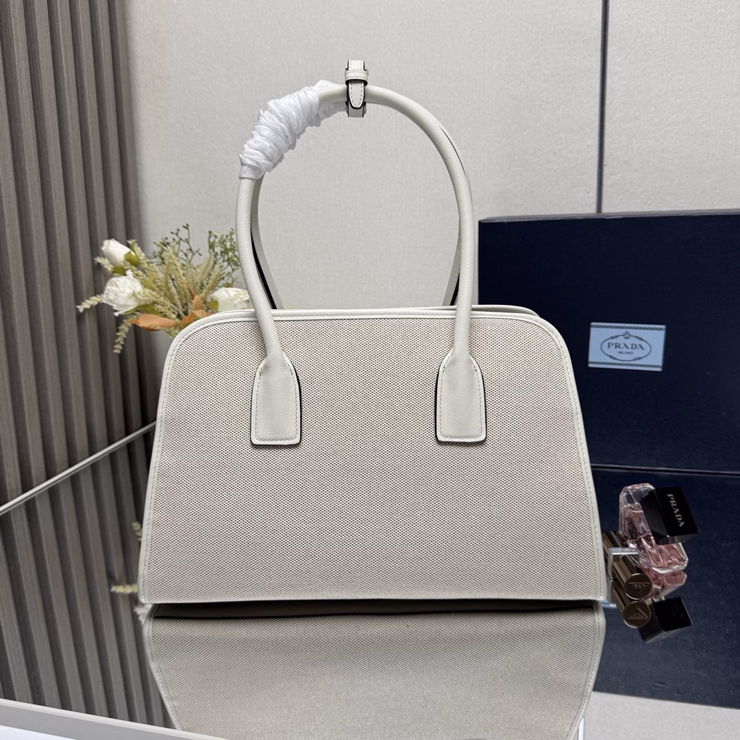 New linen tote 🎉🎉 This bag combines the versatility and lightness of cowhide and linen blend to create an oversized silhouette, ingeniously interpreting duality. The functions are practical, the design is exquisite, and the exquisite details demonstrate the outstanding craftsmanship of P family. It has a large capacity and space, and it looks very elegant and fashionable when worn. Kids, hurry up and get it