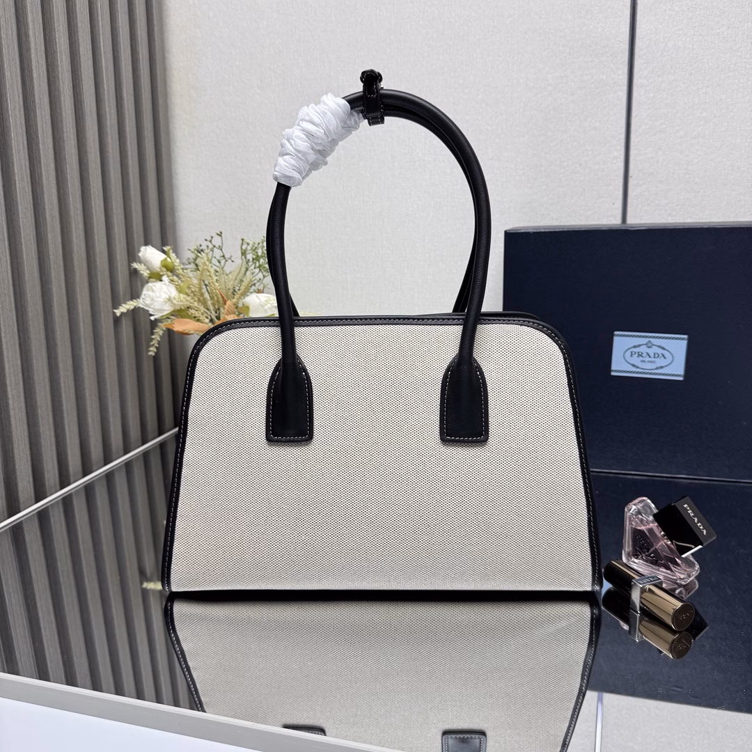 New linen tote 🎉🎉 This bag combines the versatility and lightness of cowhide and linen blend to create an oversized silhouette, ingeniously interpreting duality. The functions are practical, the design is exquisite, and the exquisite details demonstrate the outstanding craftsmanship of P family. It has a large capacity and space, and it looks very elegant and fashionable when worn. Kids, hurry up and get it