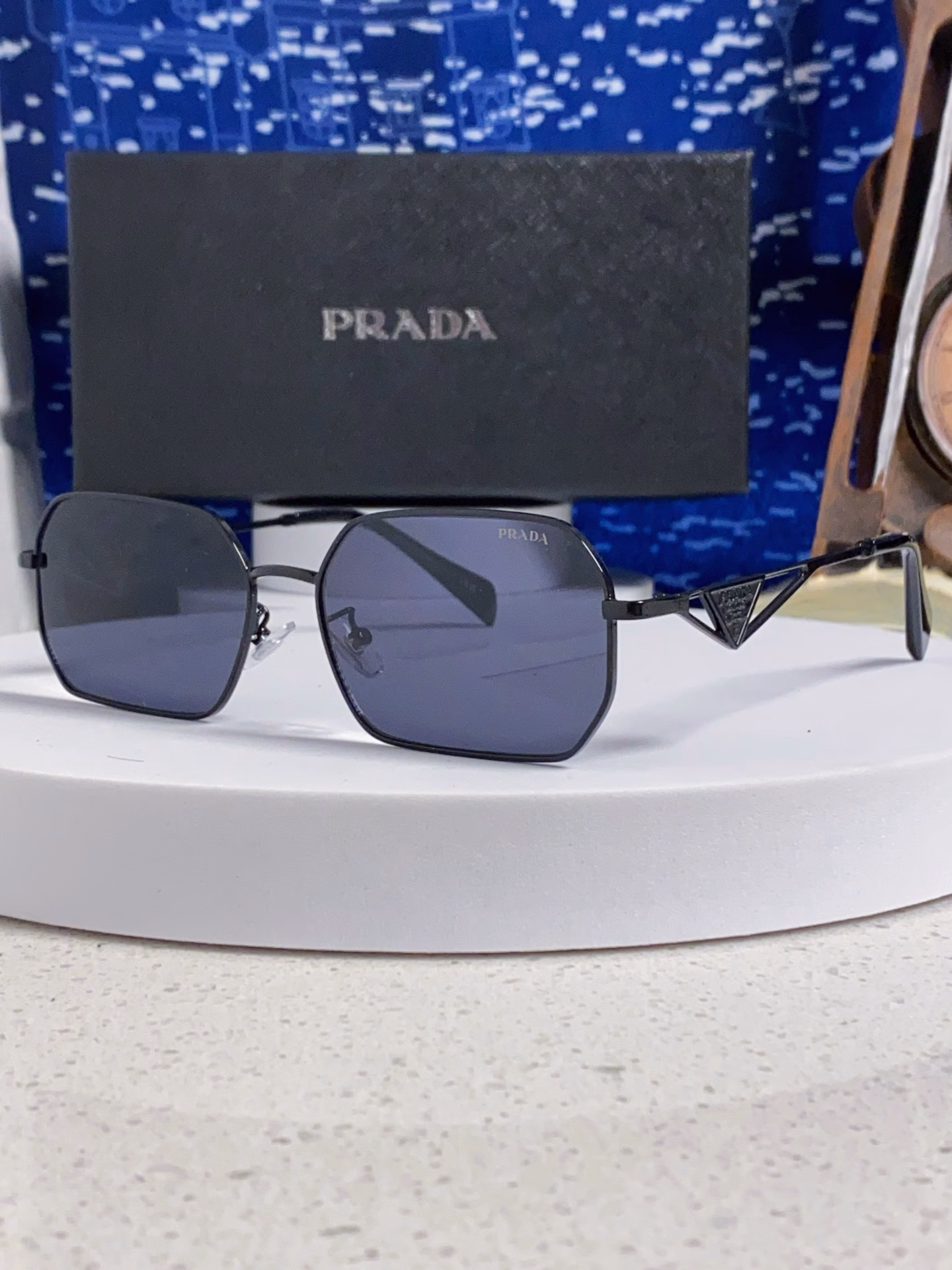 Prada's 2025 new casual couple sunglasses, UV-protective sunglasses for women universal in Europe and America, and fashionable sports glasses for both men and women