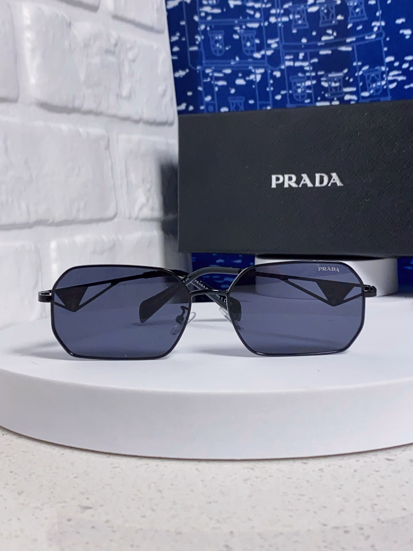 Prada's 2025 new casual couple sunglasses, UV-protective sunglasses for women universal in Europe and America, and fashionable sports glasses for both men and women