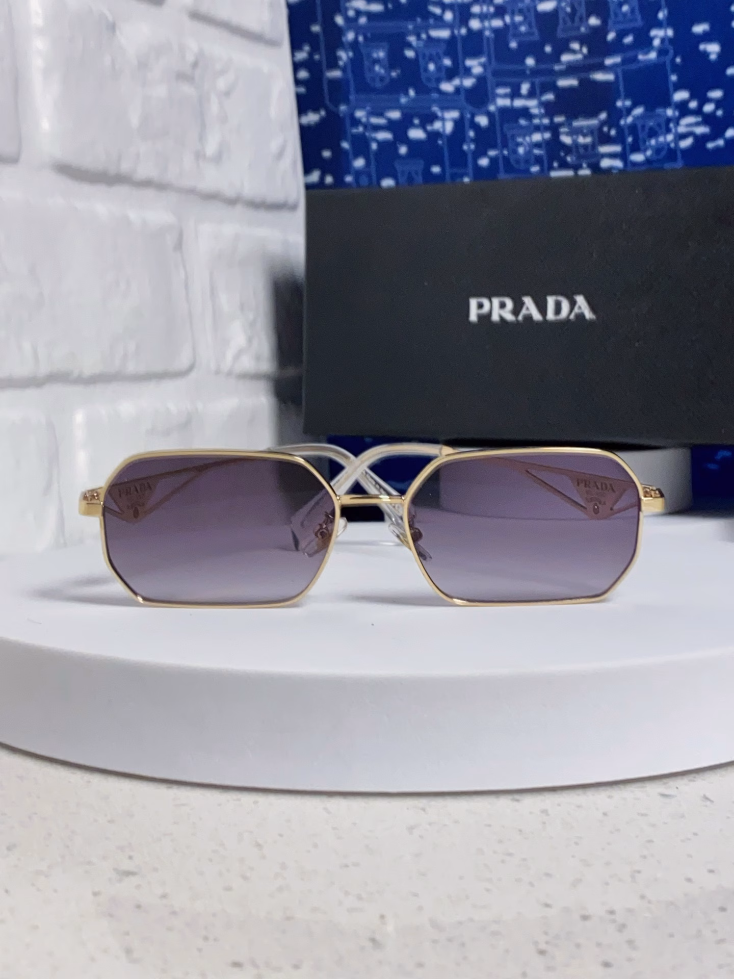 Prada's 2025 new casual couple sunglasses, UV-protective sunglasses for women universal in Europe and America, and fashionable sports glasses for both men and women