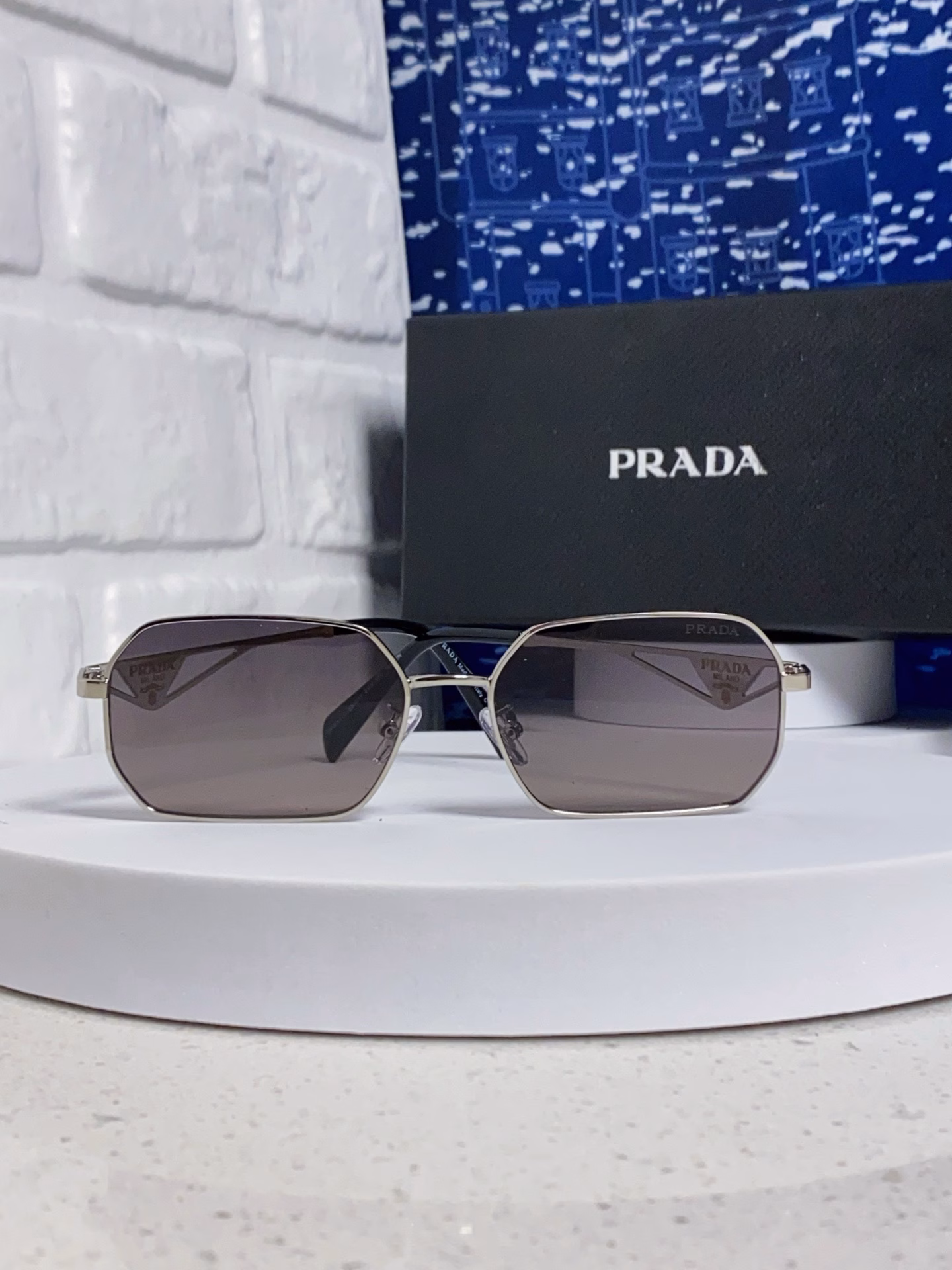 Prada's 2025 new casual couple sunglasses, UV-protective sunglasses for women universal in Europe and America, and fashionable sports glasses for both men and women