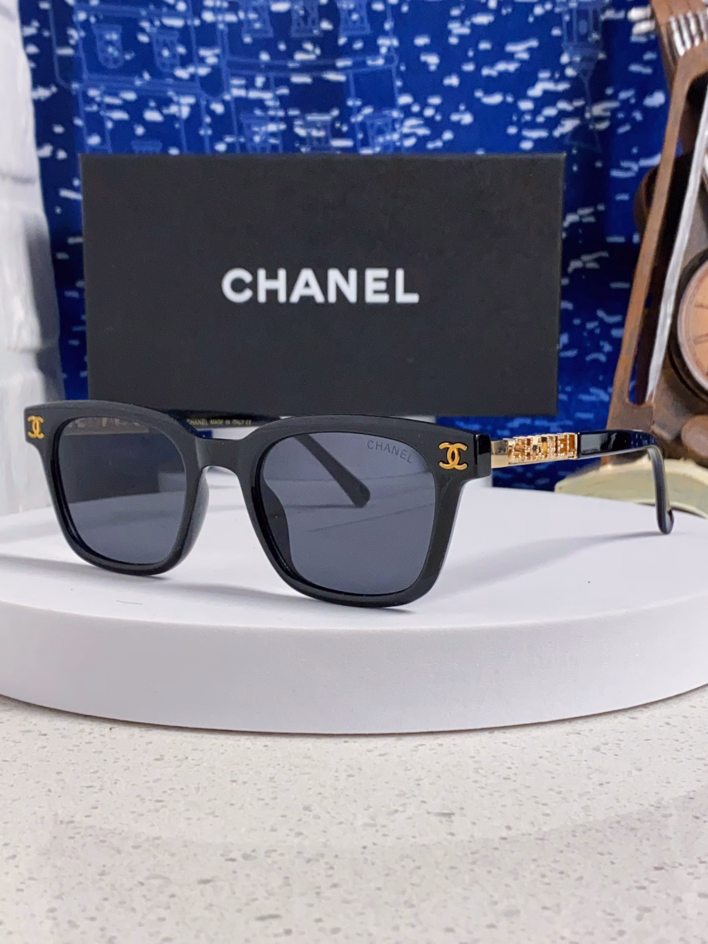 Chanel's 2025 new retro Chanel-style glasses, a black-framed no-makeup magic tool for myopic men and women, and a small anti-blue light sunglasses frame