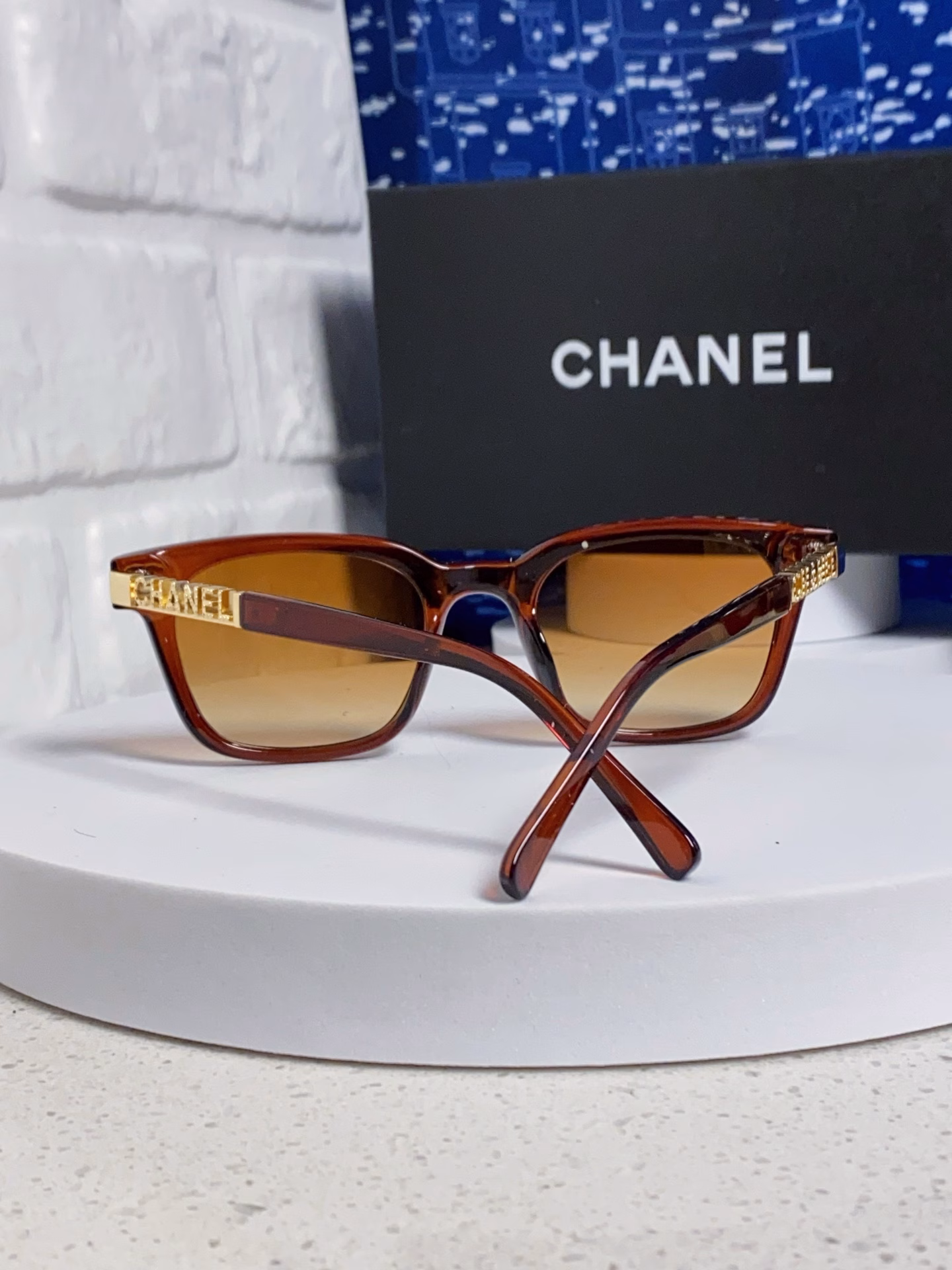 Chanel's 2025 new retro Chanel-style glasses, a black-framed no-makeup magic tool for myopic men and women, and a small anti-blue light sunglasses frame