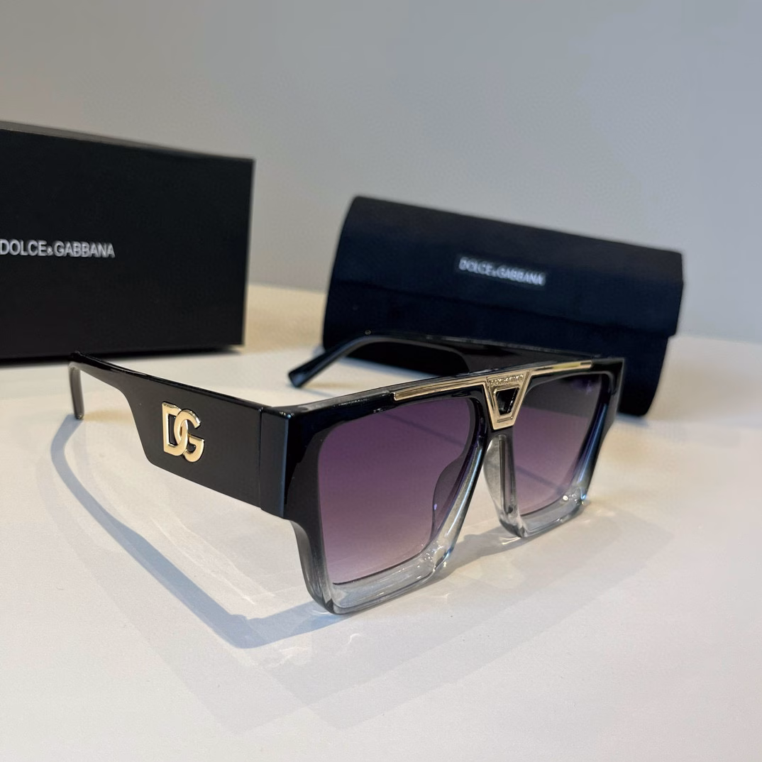 Dolce & Gabbana's new fashionable and individual sunglasses, this one is super gentle and has the flavor of summer